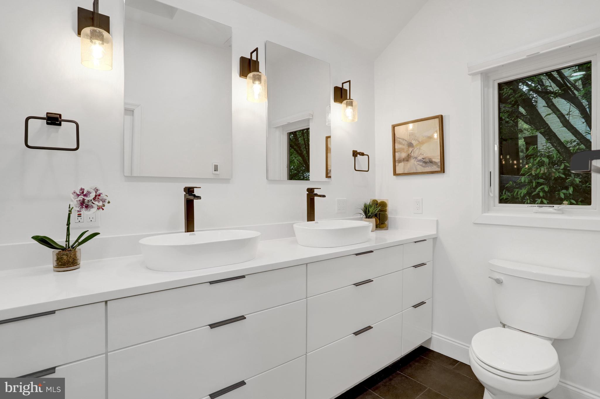 COUNTRY CLUB MANOR - Residential