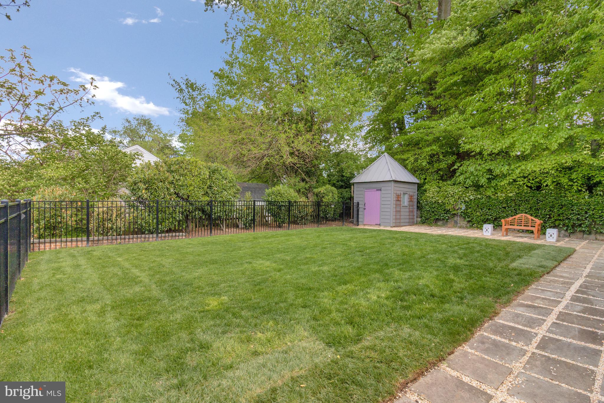 COUNTRY CLUB MANOR - Residential