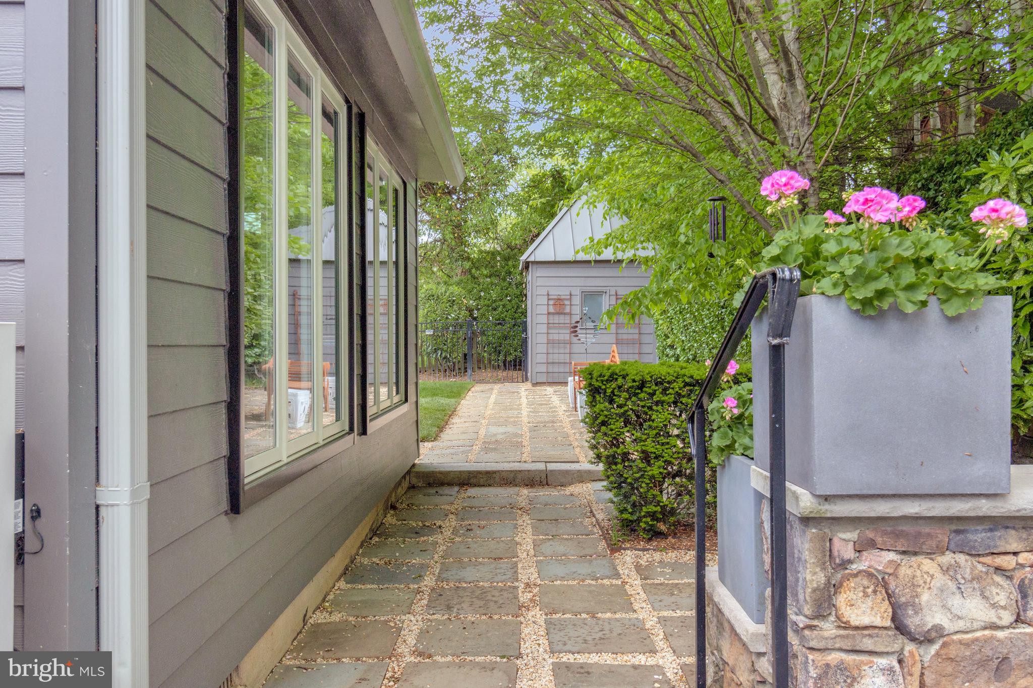 COUNTRY CLUB MANOR - Residential