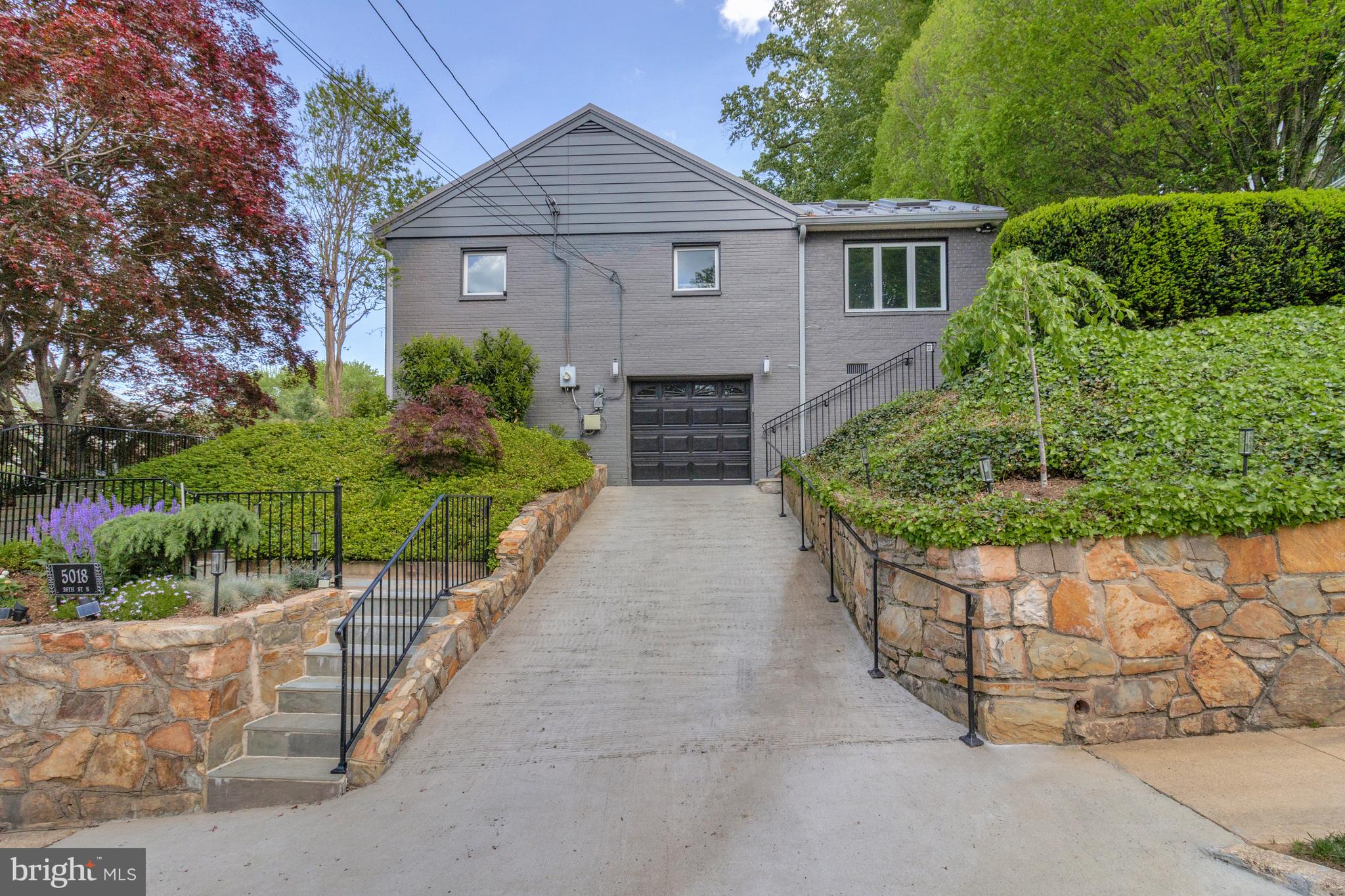 COUNTRY CLUB MANOR - Residential