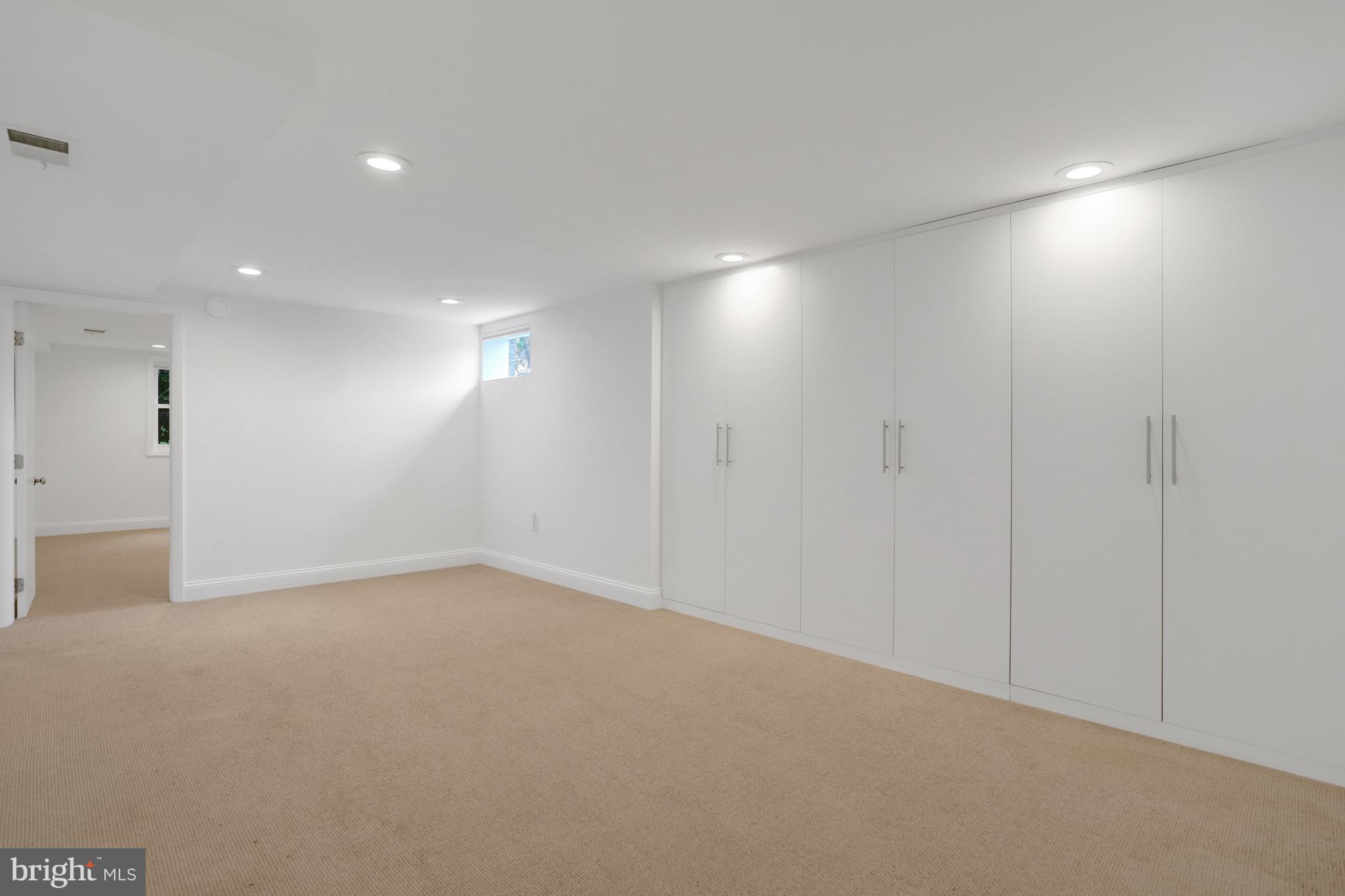 COUNTRY CLUB MANOR - Residential