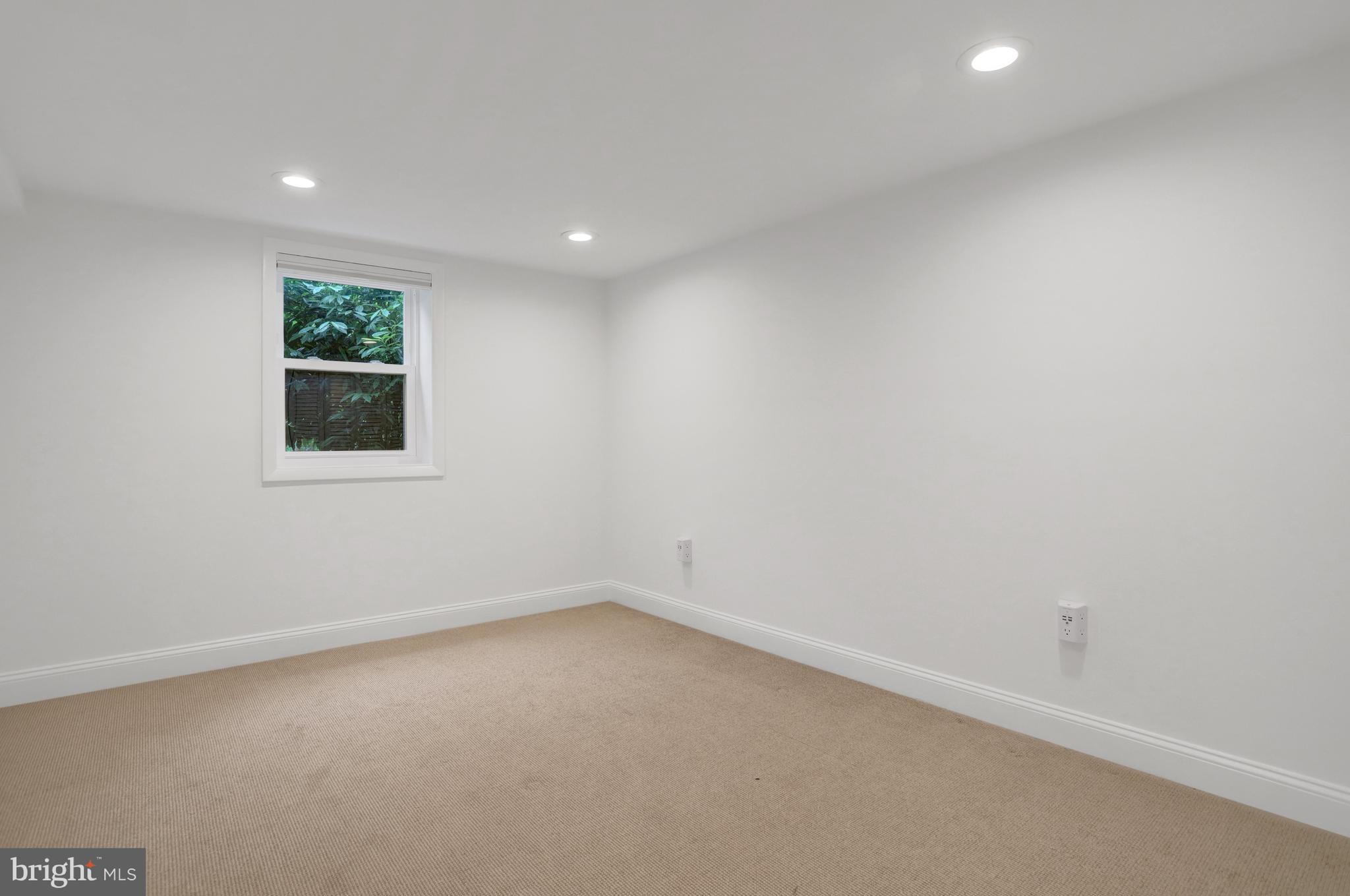 COUNTRY CLUB MANOR - Residential