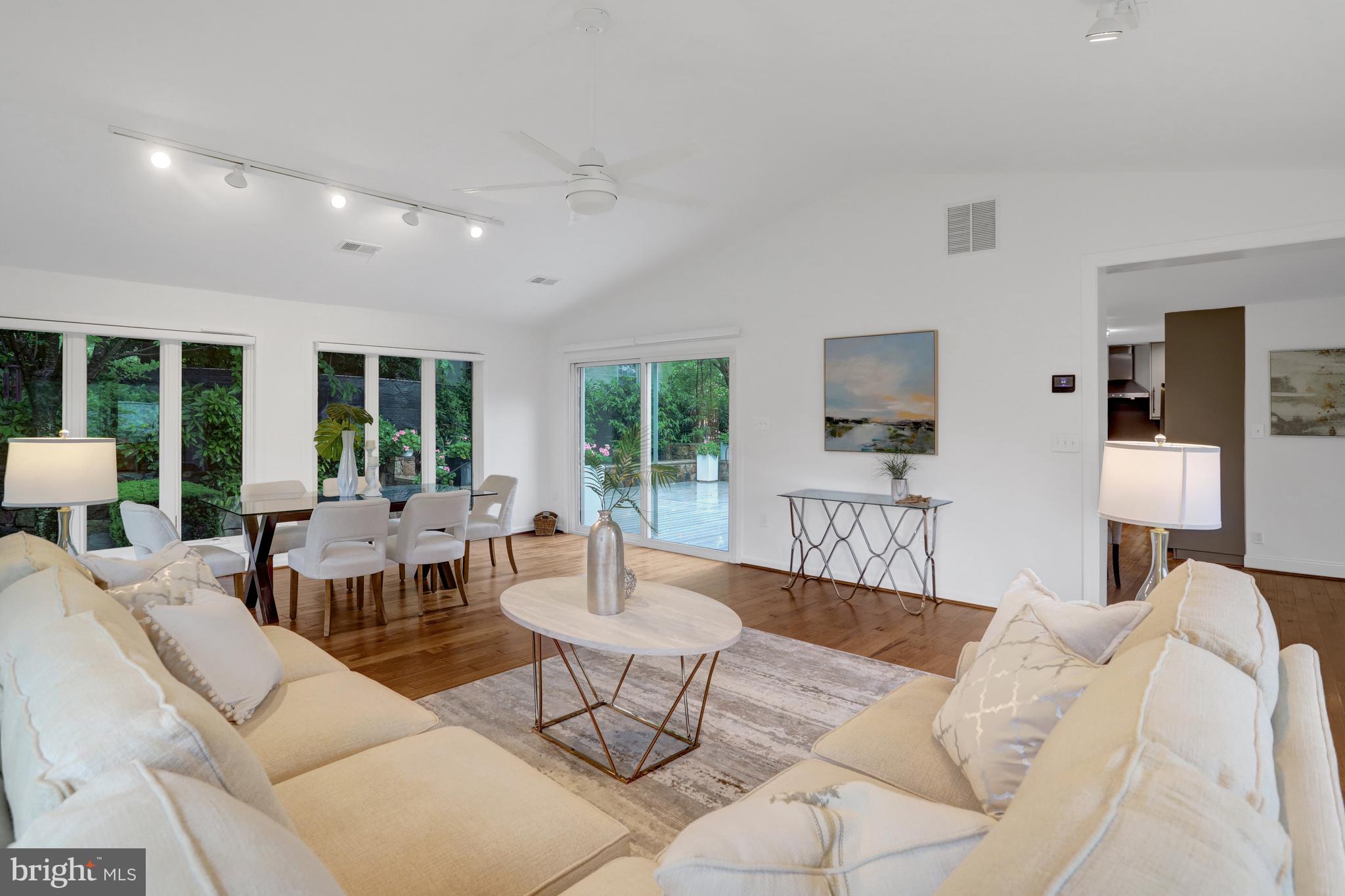 COUNTRY CLUB MANOR - Residential