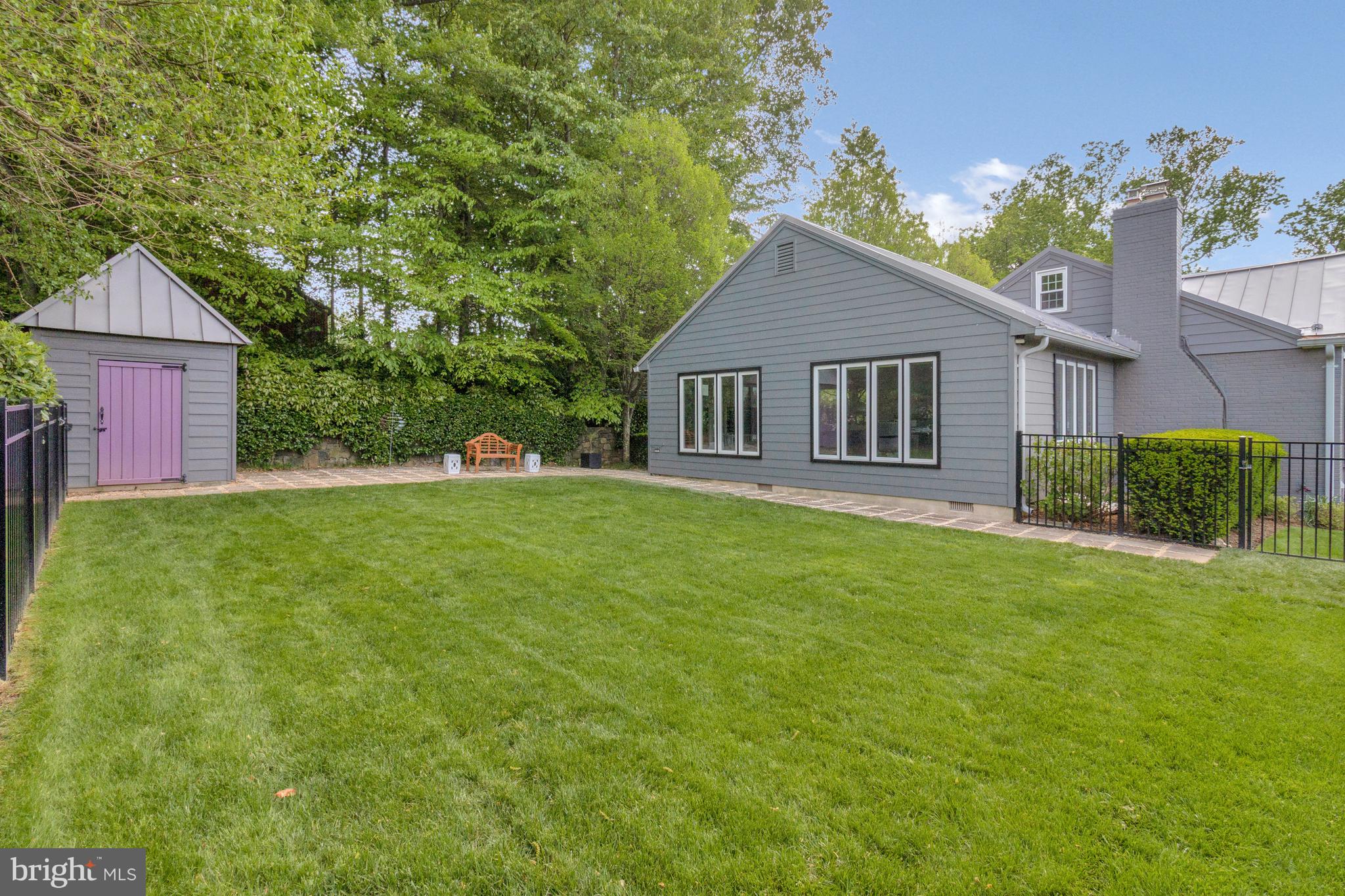 COUNTRY CLUB MANOR - Residential