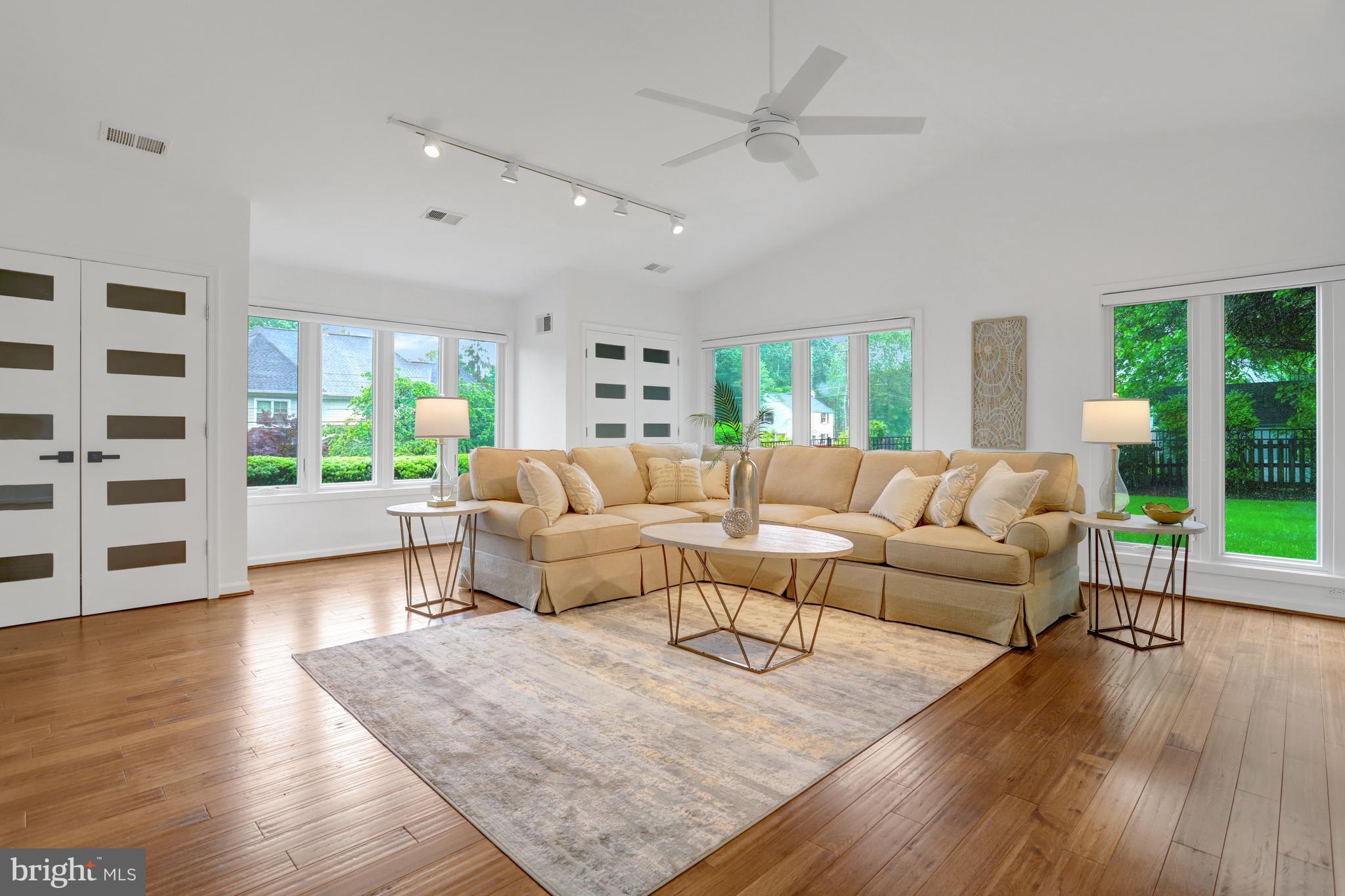 COUNTRY CLUB MANOR - Residential