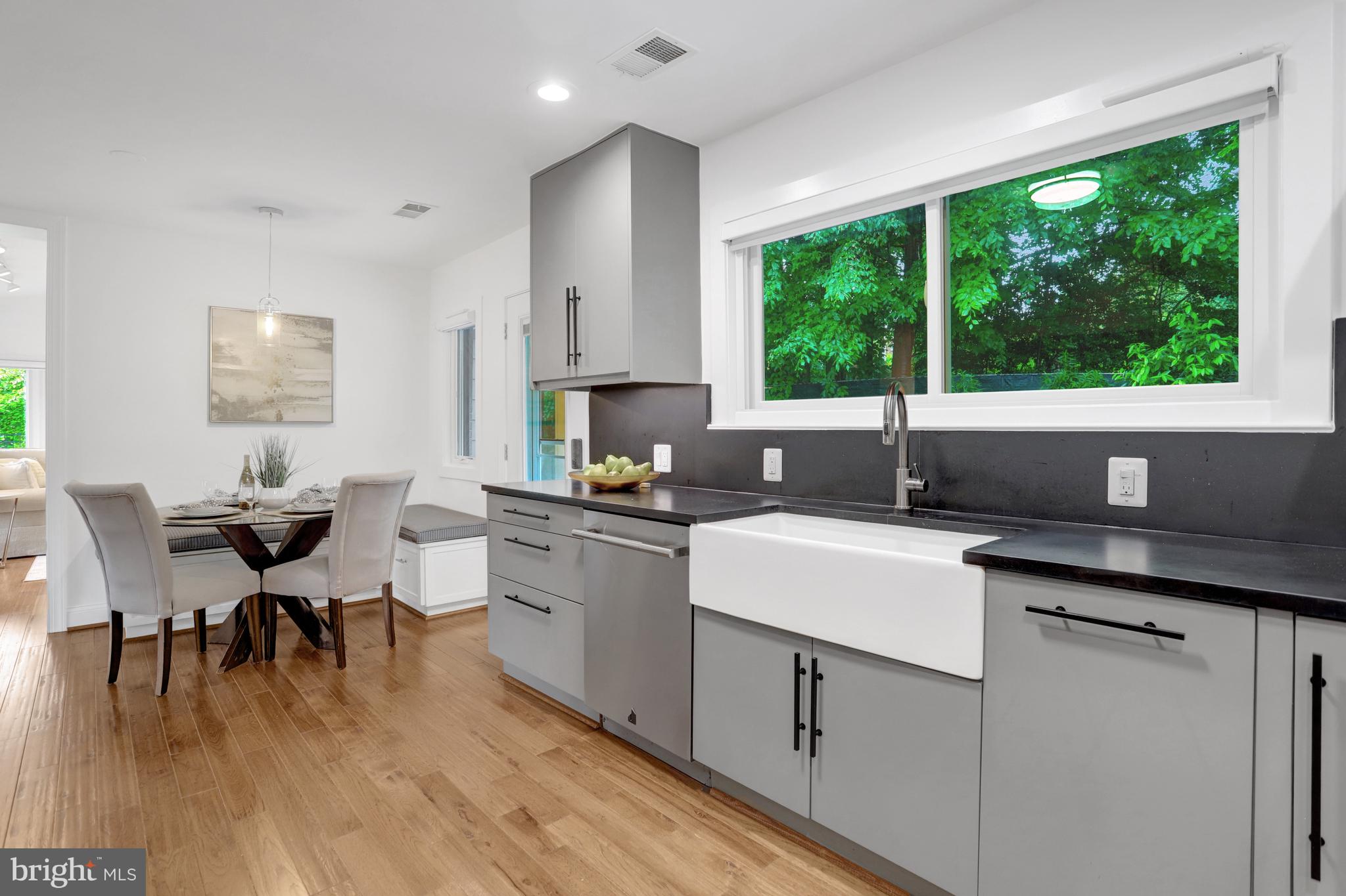 COUNTRY CLUB MANOR - Residential