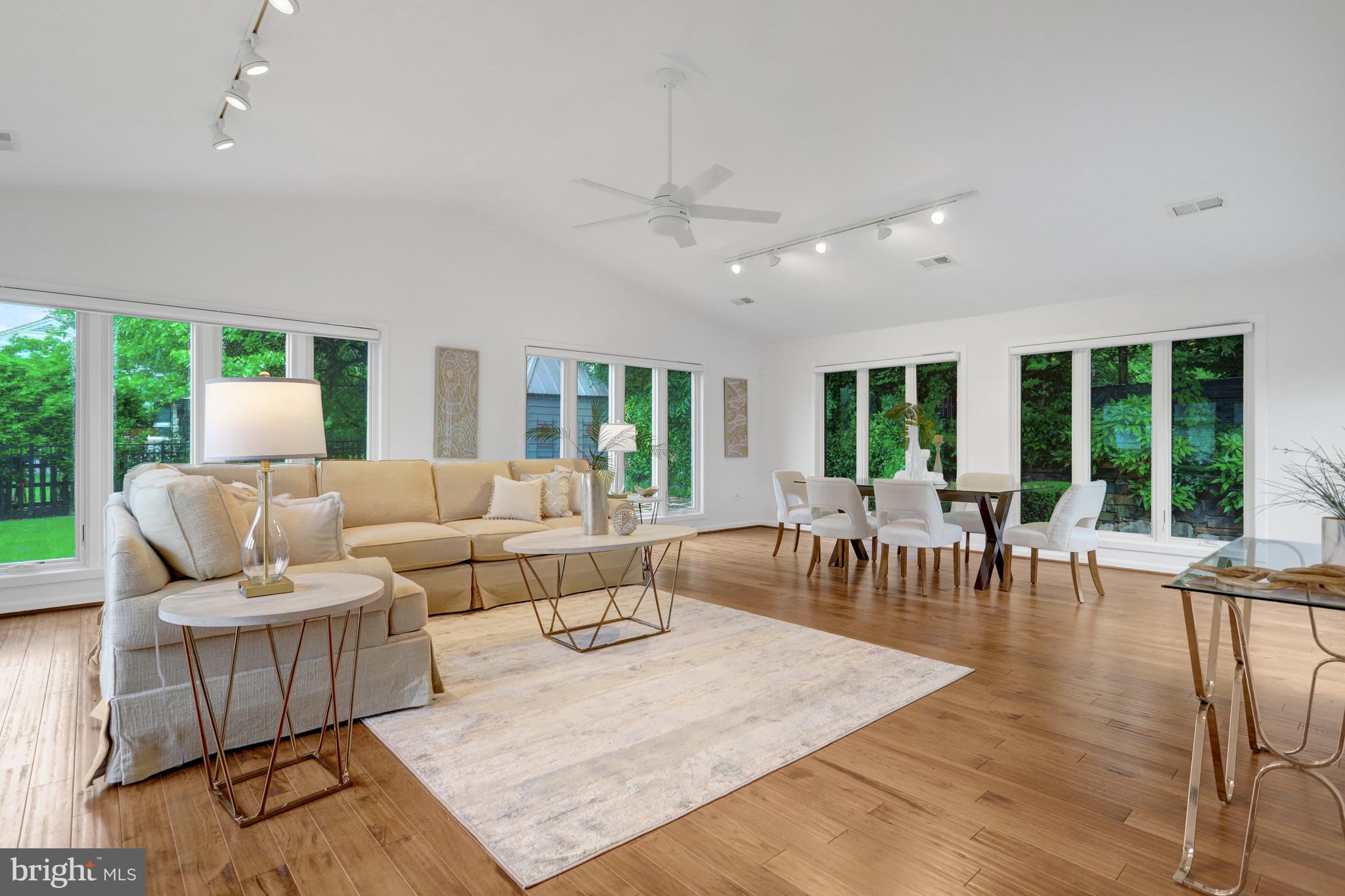 COUNTRY CLUB MANOR - Residential