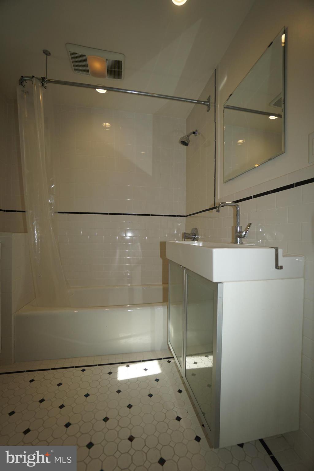 OLDE KENSINGTON - Residential Lease