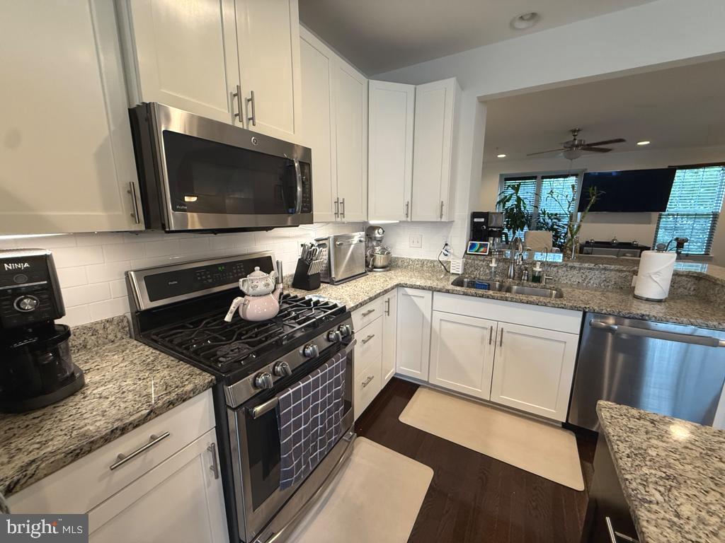 Modern Townhome with Park Views, Natural Light & Prime Location 210 Compass Dr, Lansdale
Welcome to this bright and beautifully updated 3-bedroom, 2.5-bath townhome in the desirable Andale Green community. Enjoy a stunning modern kitchen with granite countertops, energy-efficient appliances, gas cooking, and 42" cabinetry ideal for both everyday living and entertaining. The open layout is filled with natural light, and the large two-car garage adds convenience and storage.
Relax with scenic views of Stony Creek Park, featuring walking and biking trails, a pond, and playgrounds just steps away. This low-maintenance community offers exterior upkeep included, giving you more time to enjoy the area.
Perfectly located just minutes from the SEPTA Lansdale station, PA Turnpike, and major roads with Costco, Wegmans, and other top shopping/dining options within 8 minutes. This is the perfect blend of modern comfort and commuter-friendly convenience!
Owner pays for HOA fees. Tenant is responsible for utilities.