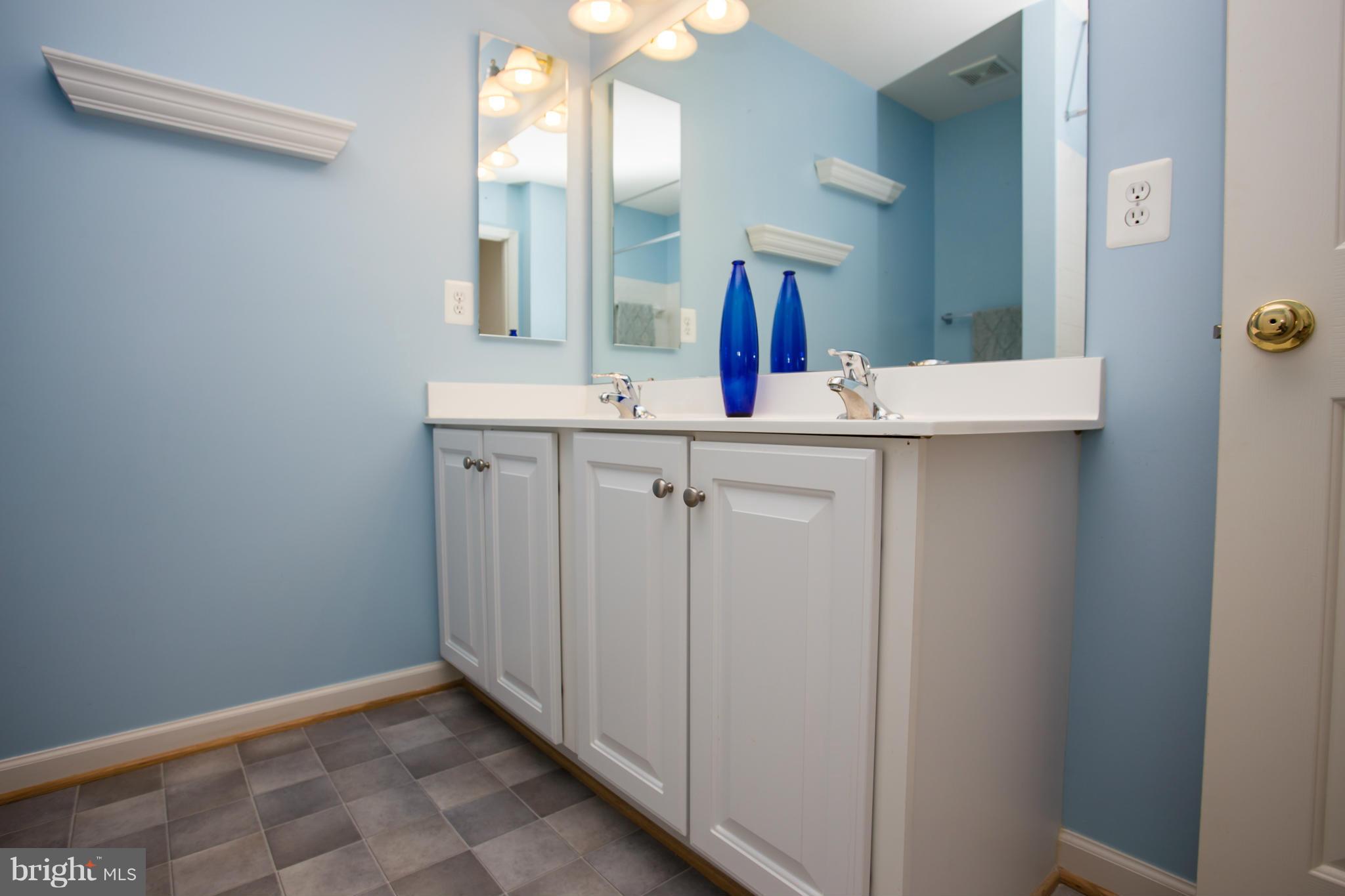 THREE FLAGS - Residential