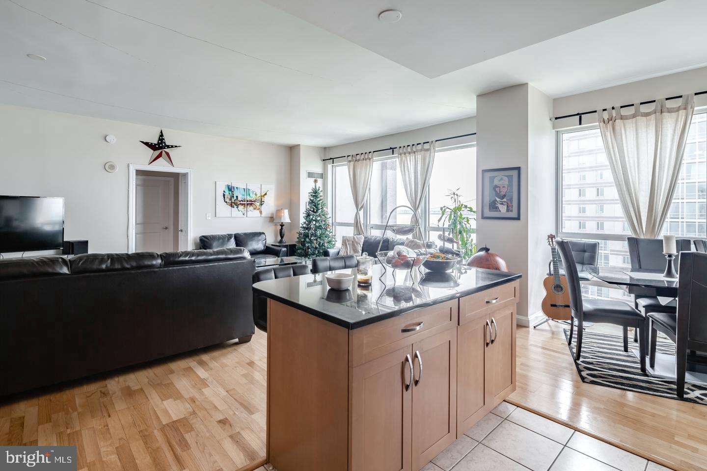 WATERFRONT SQUARE - Residential