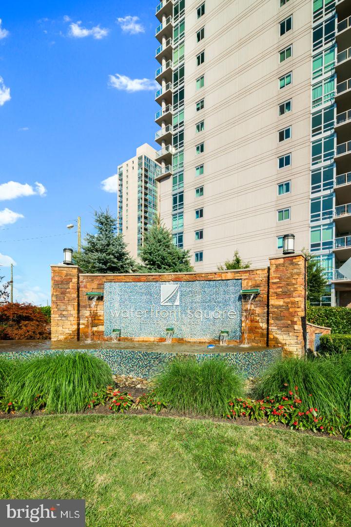 WATERFRONT SQUARE - Residential