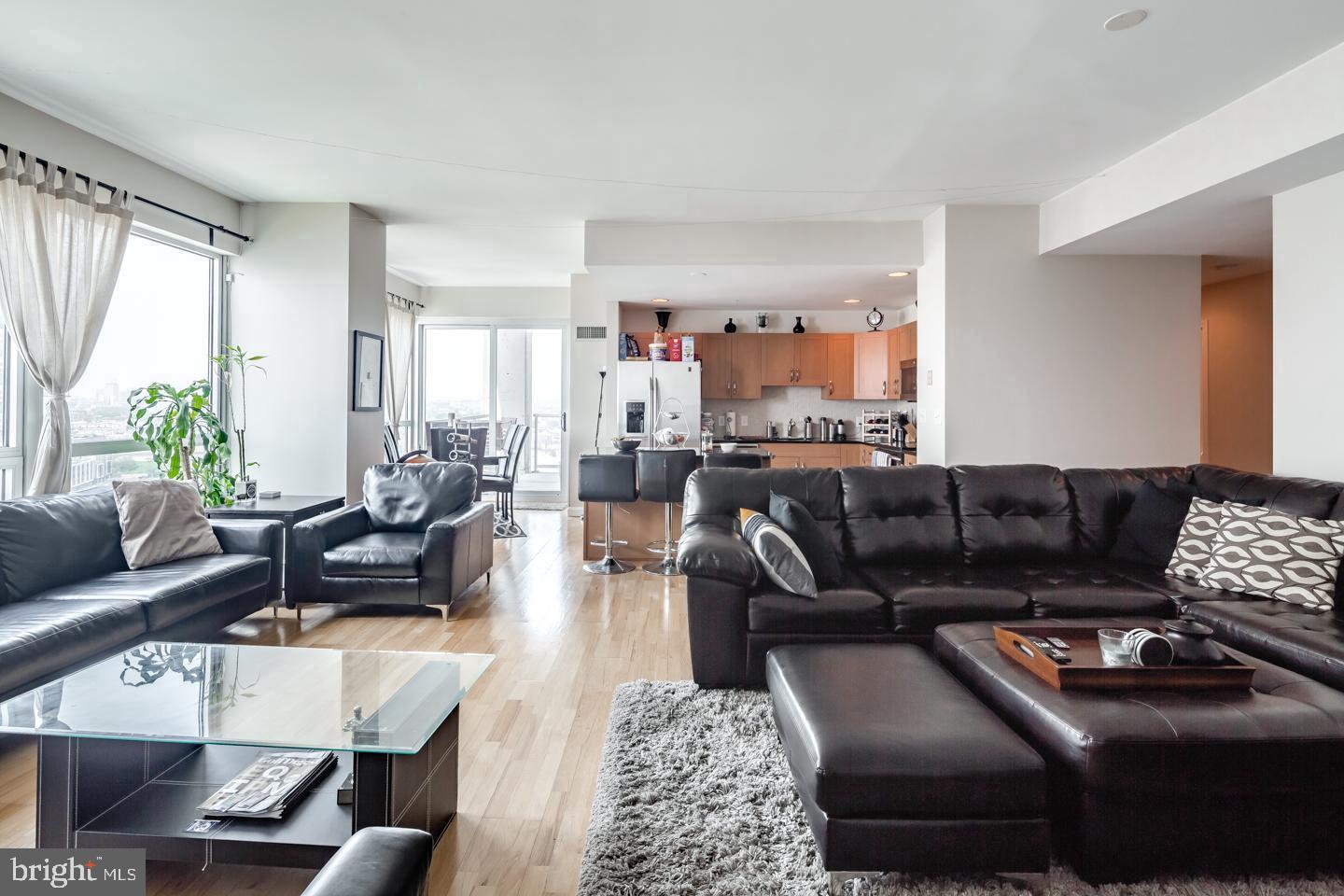 WATERFRONT SQUARE - Residential
