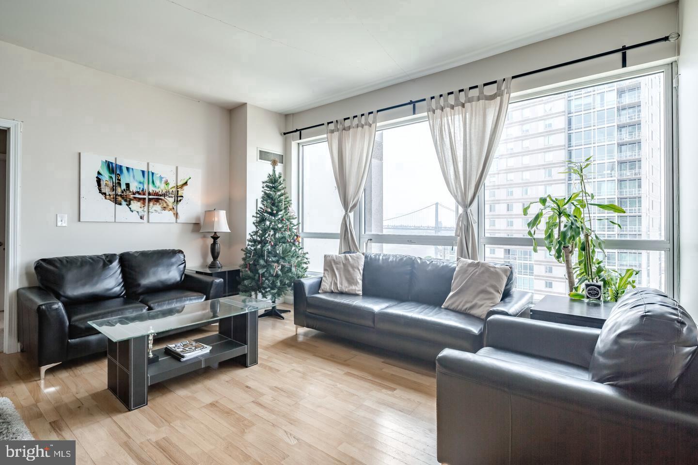 WATERFRONT SQUARE - Residential