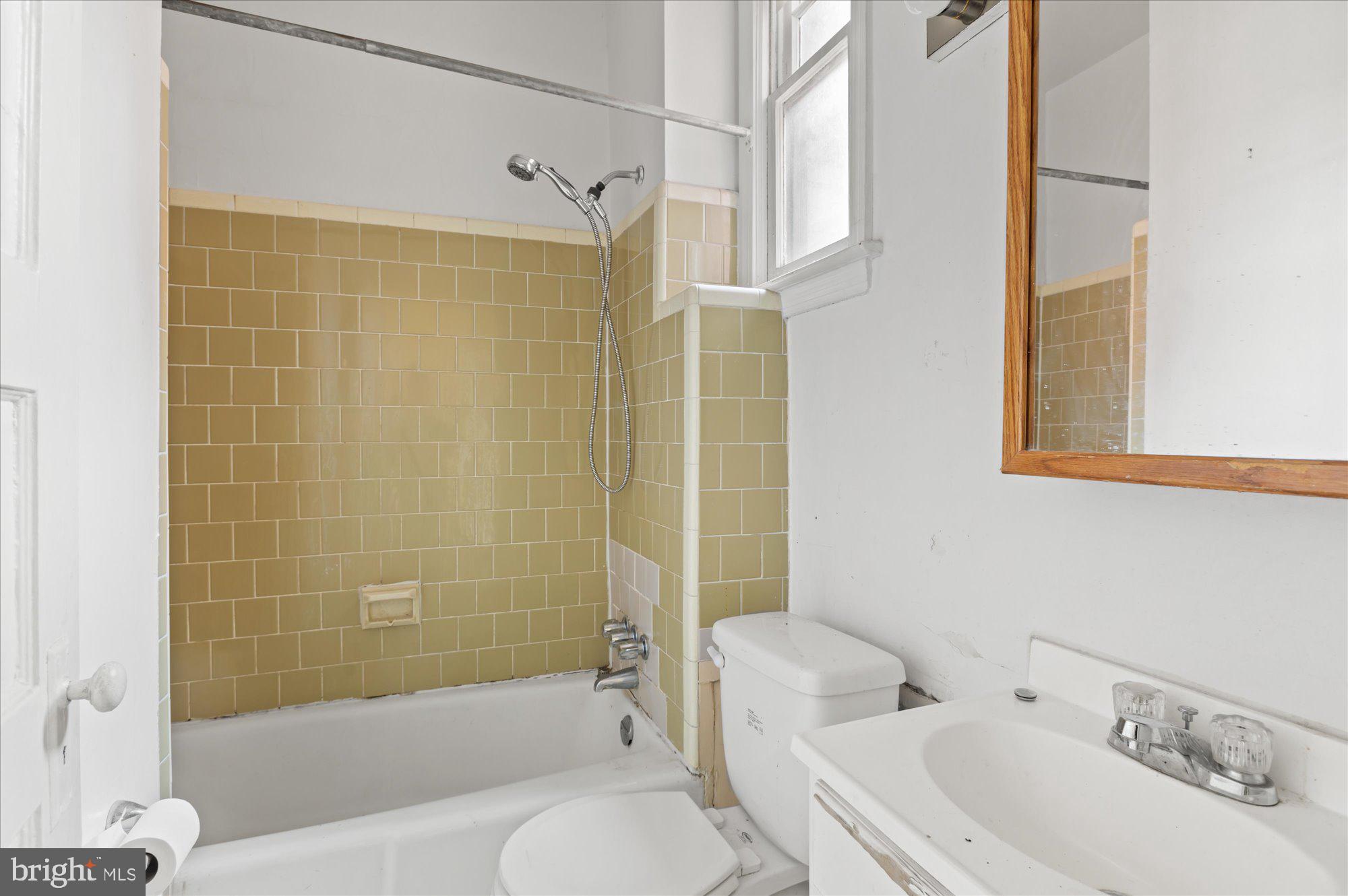 CAPITOL HILL - Commercial Sale