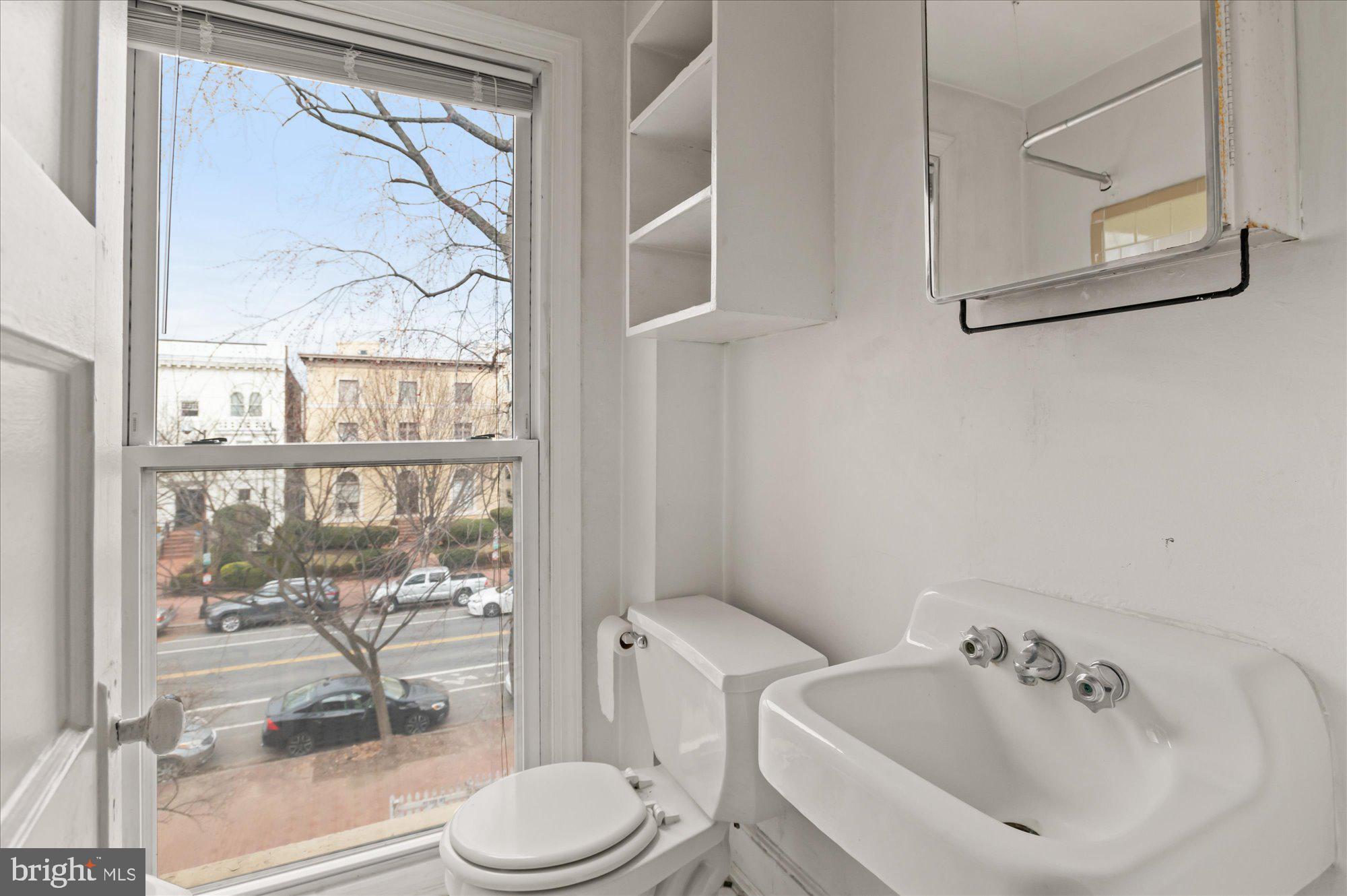 CAPITOL HILL - Commercial Sale