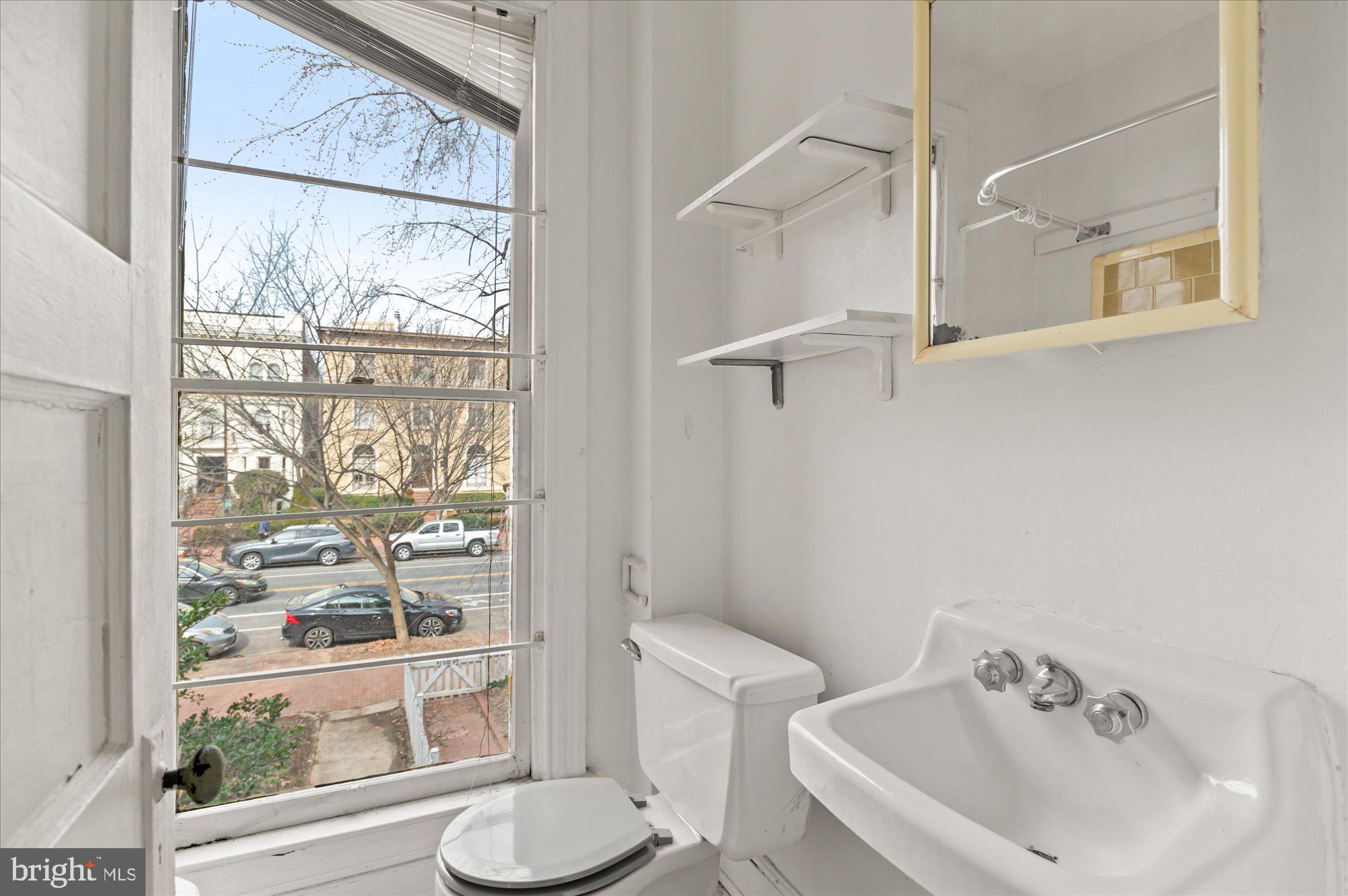 CAPITOL HILL - Commercial Sale