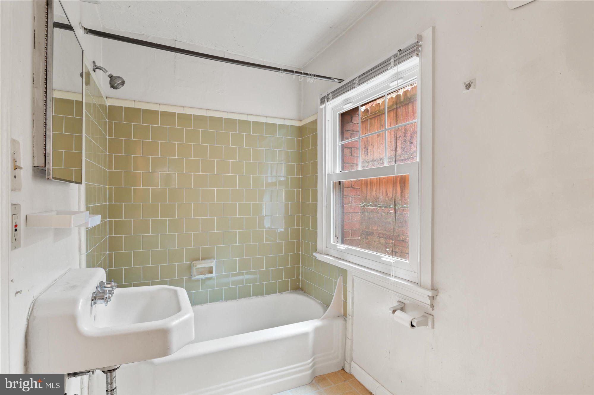 CAPITOL HILL - Commercial Sale