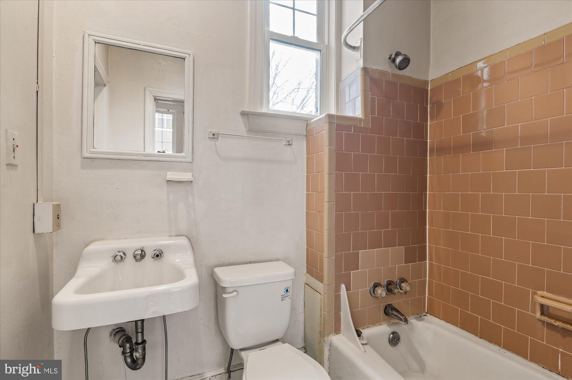CAPITOL HILL - Commercial Sale