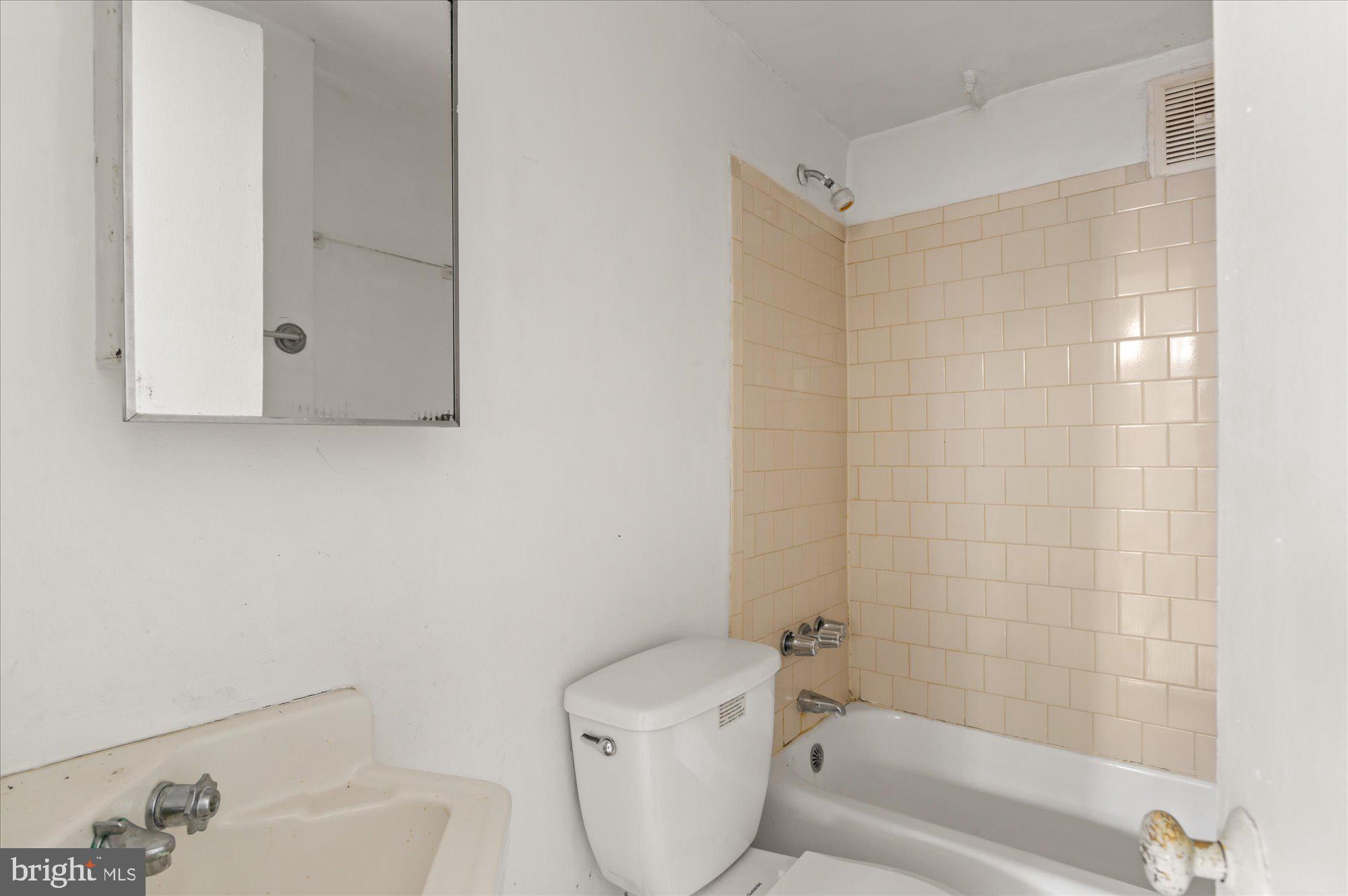 CAPITOL HILL - Commercial Sale