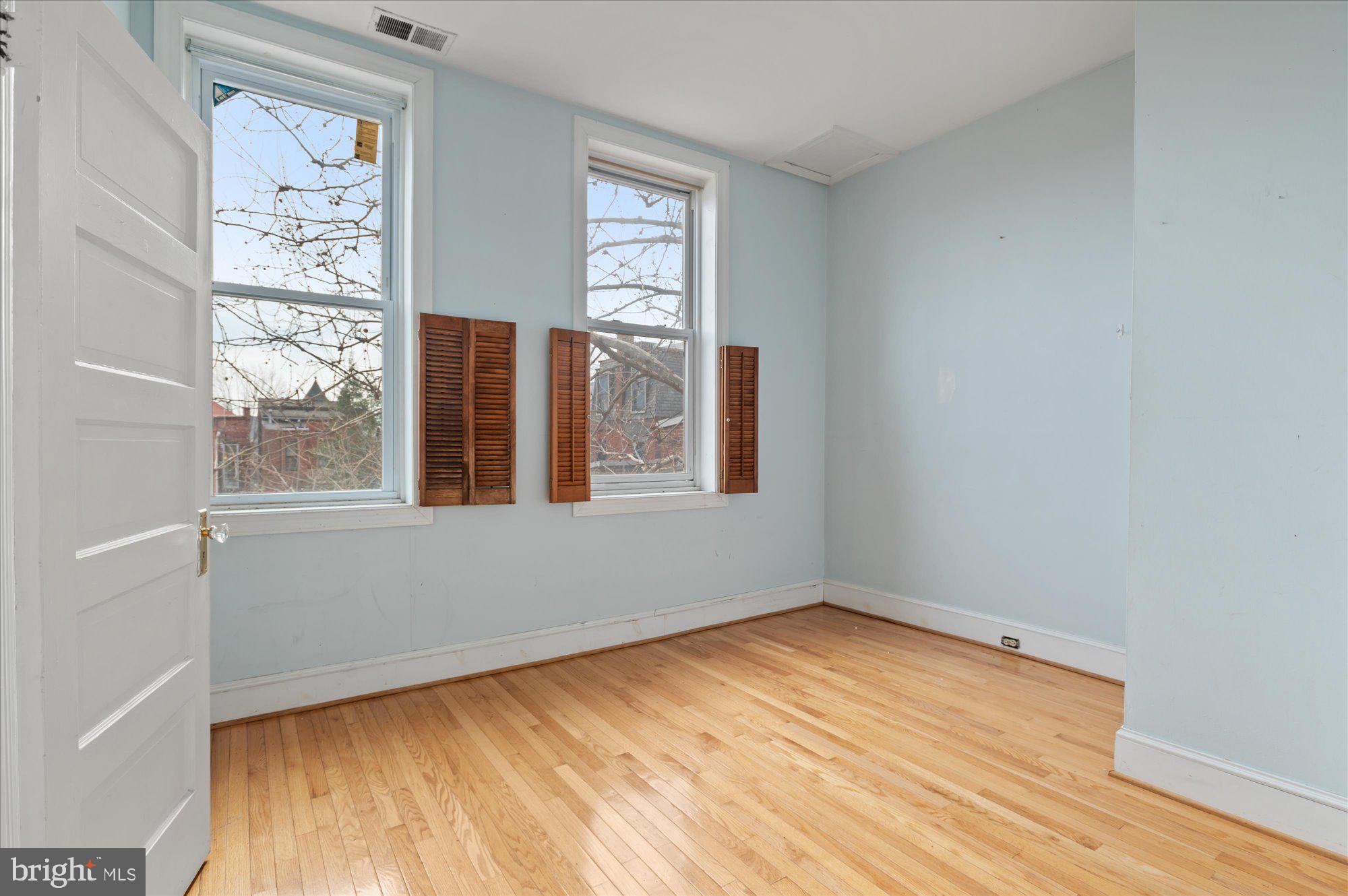 CAPITOL HILL - Commercial Sale