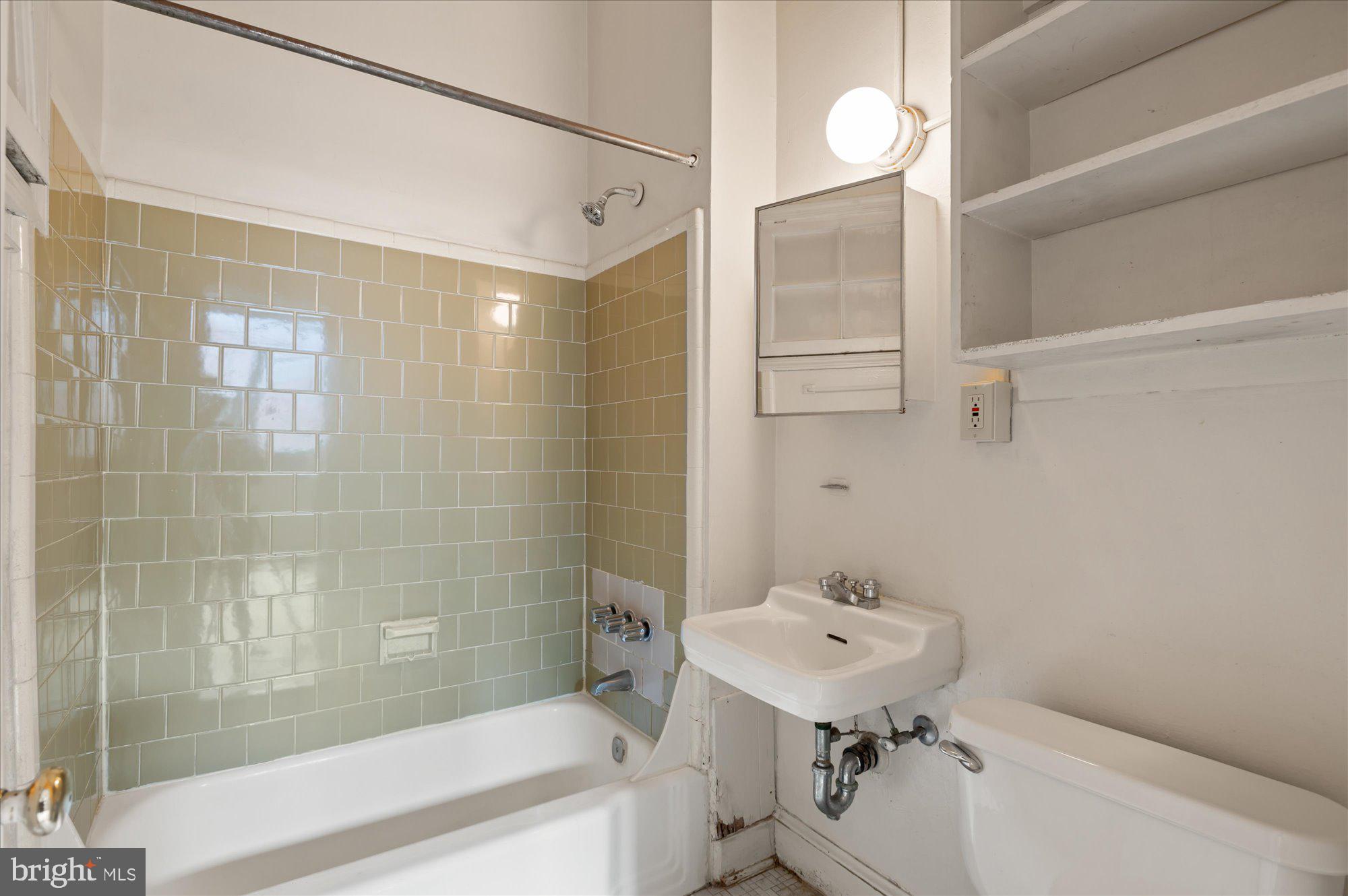 CAPITOL HILL - Commercial Sale