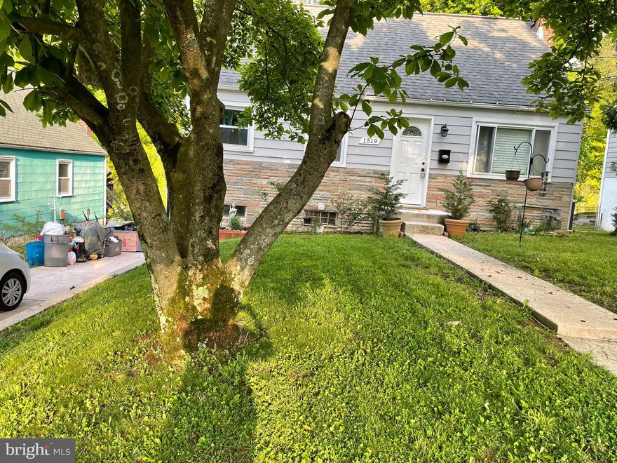 Cozy single-family home located in a beautiful quiet neighborhood. Home is in a prime location minutes from Washington DC.