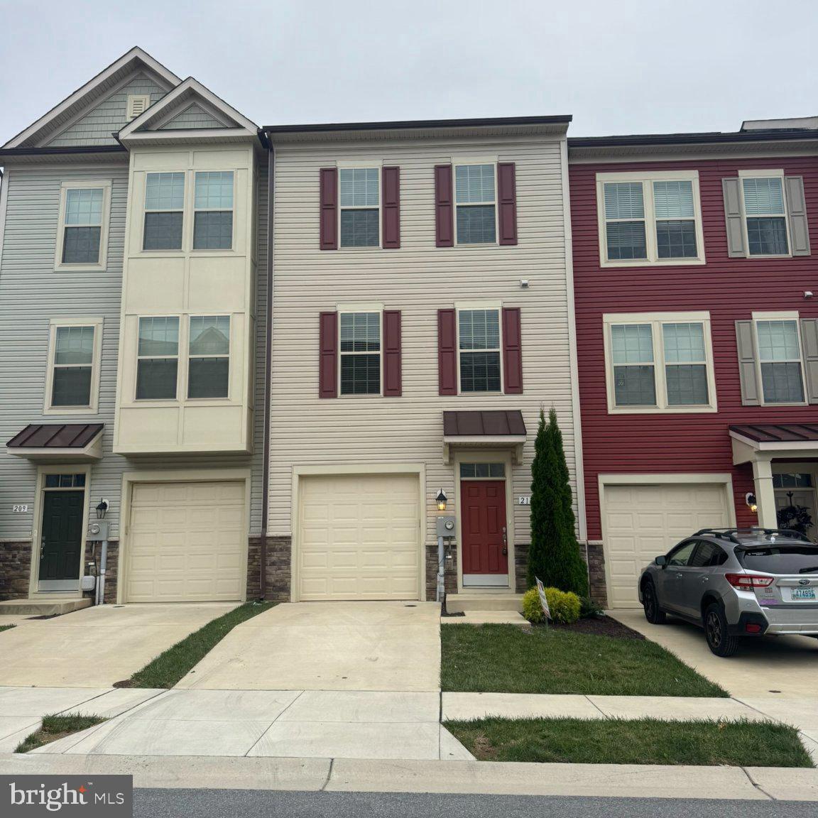 211 POMEGRANATE LANE