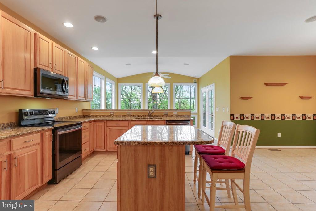 APPLE KNOLLS ESTATES - Residential