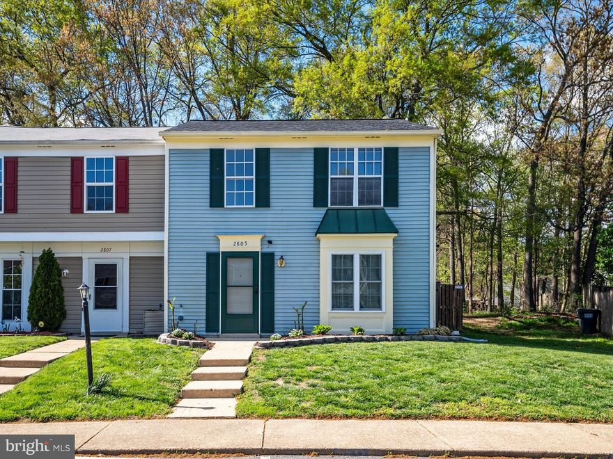 Don't miss this Wakefield end-unit townhome offering three spacious bedrooms, a fully fenced backyard, and ample parking! Inside, you'll find beautiful hardwood floors and a stunning, recently remodeled kitchen with custom cabinets and quartz countertops, complete with a breakfast bar. Enjoy peace of mind with a new water heater and HVAC system. Extend your living space outdoors to the oversized back patio, perfect for entertaining. Residents of Wakefield enjoy a community pool, clubhouse, playground, and tennis courts. Enjoy suburban tranquility with quick access to shopping and all major commuter highways. This gem won't last – schedule your showing today!