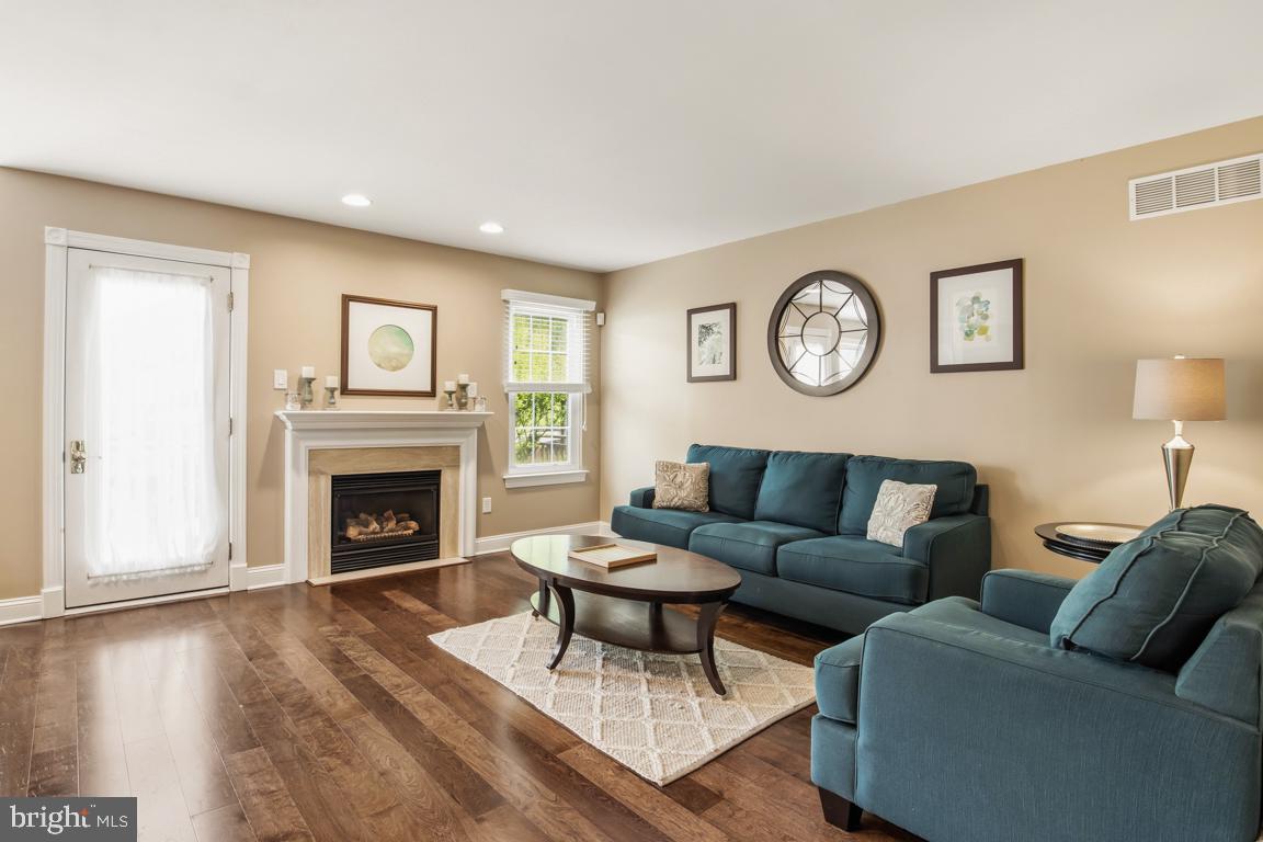 WILLIAMSBURG VILLA - Residential