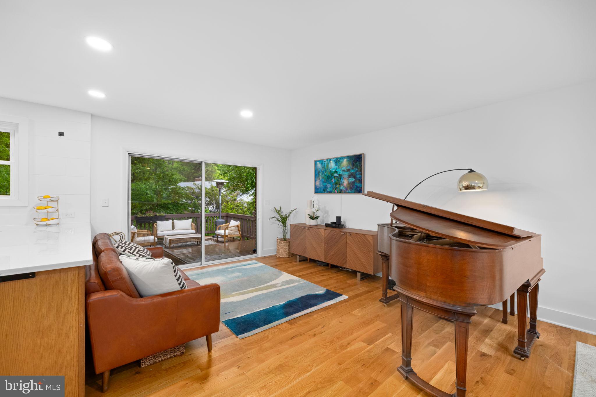 LAKE BARCROFT - Residential