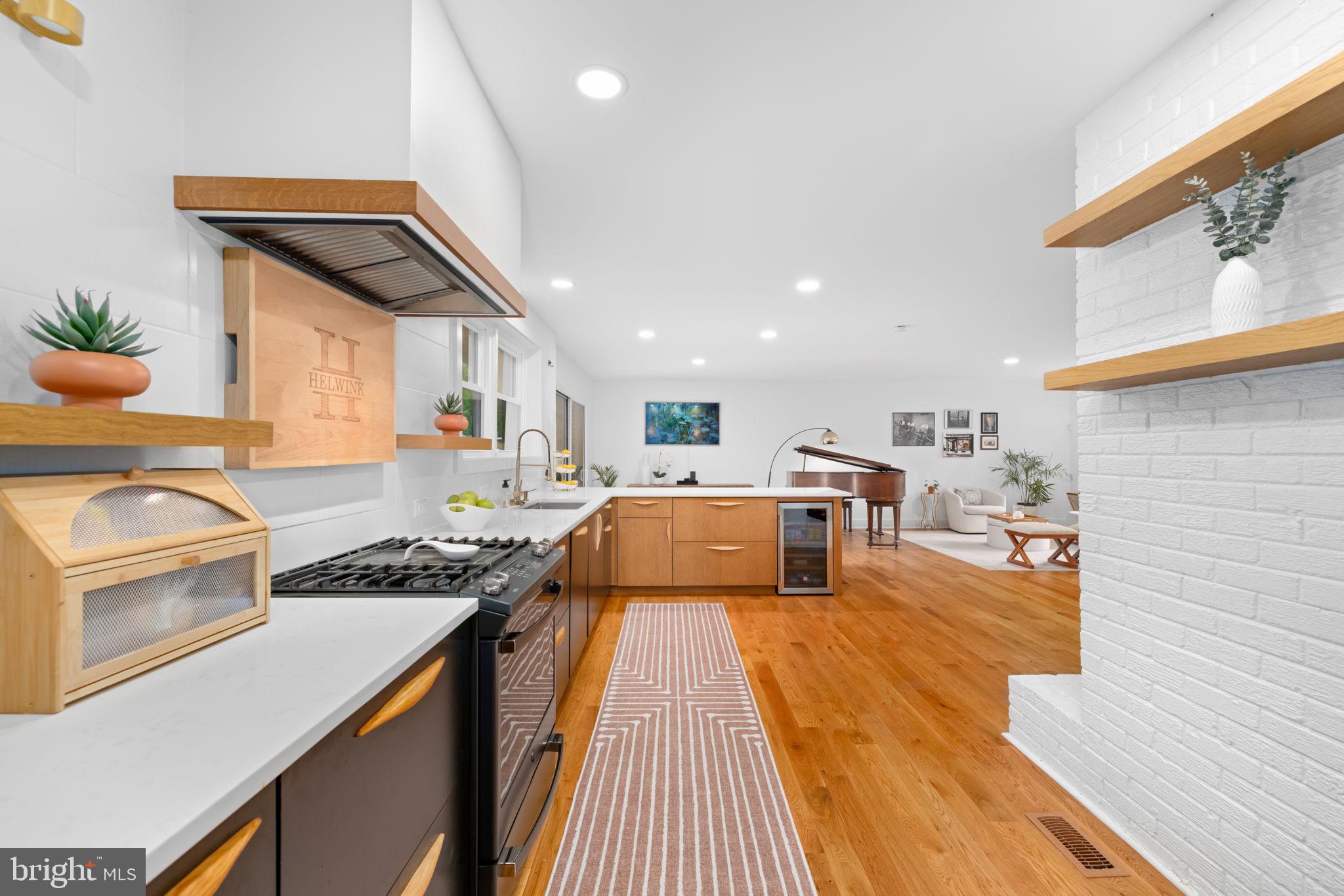 LAKE BARCROFT - Residential
