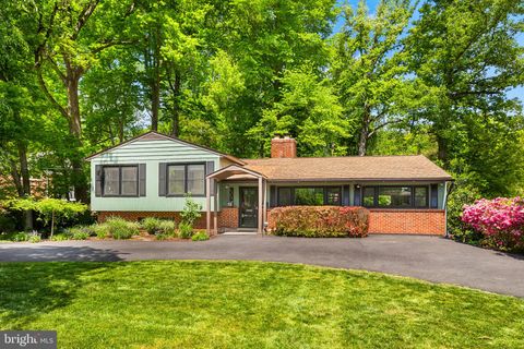 Photo of 6354 Lyric Lane, FALLS CHURCH, VA 22044 (MLS # VAFX2310320)