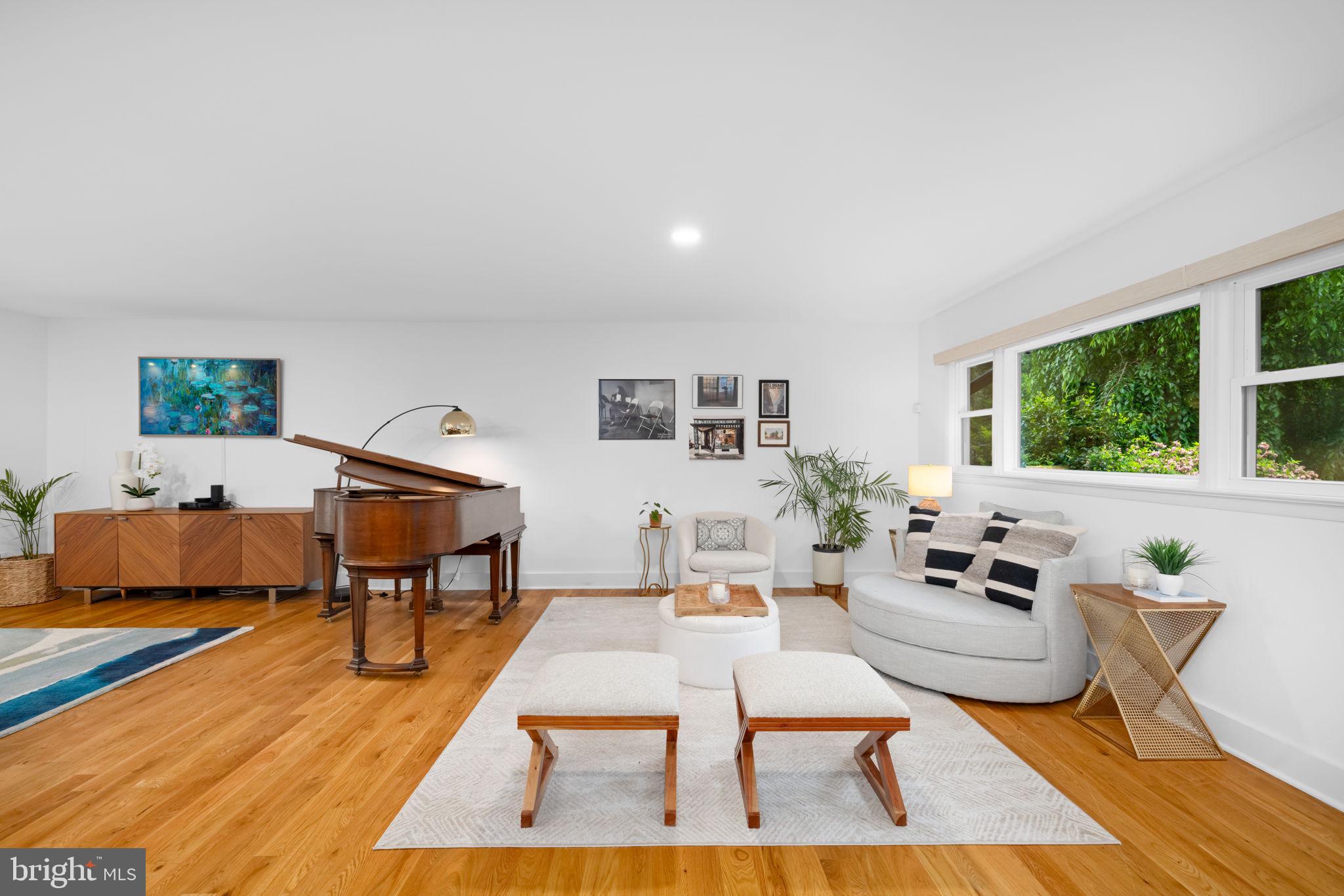 LAKE BARCROFT - Residential