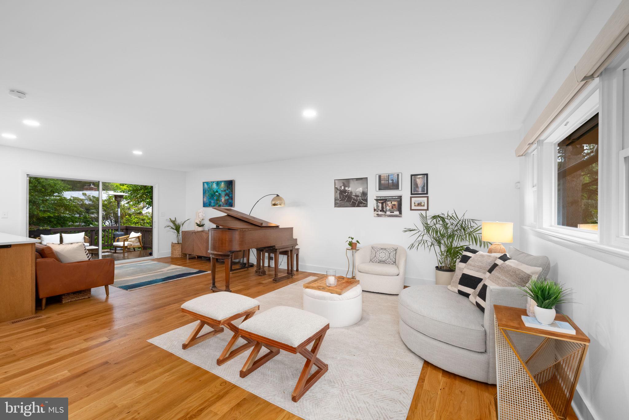 LAKE BARCROFT - Residential