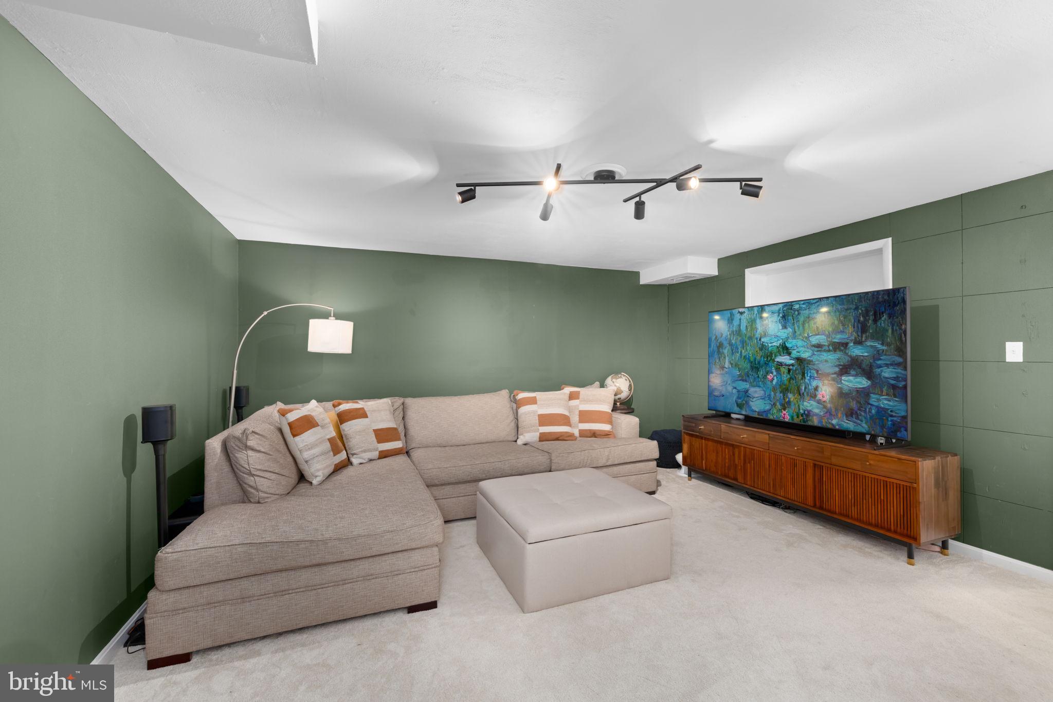 LAKE BARCROFT - Residential