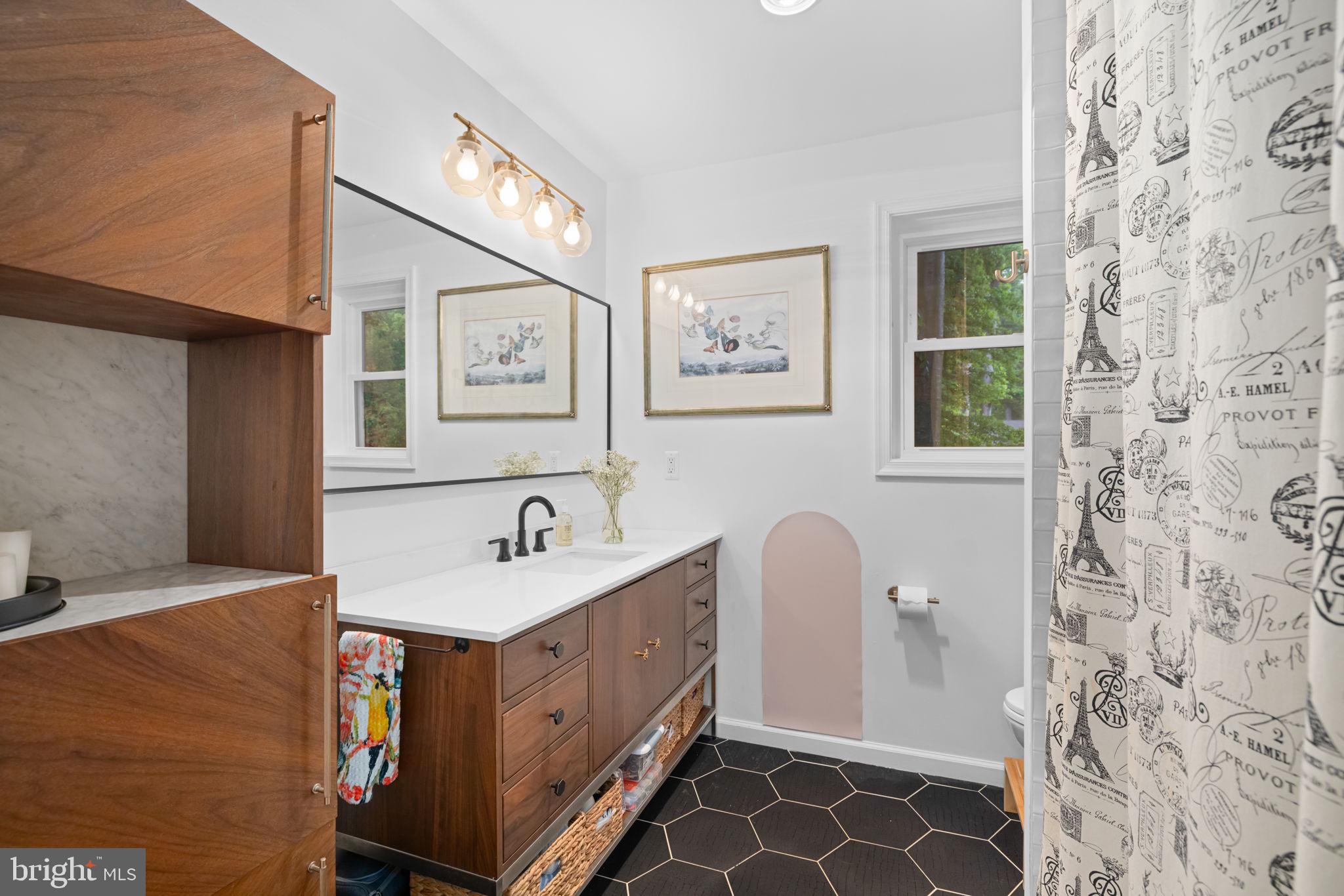 LAKE BARCROFT - Residential
