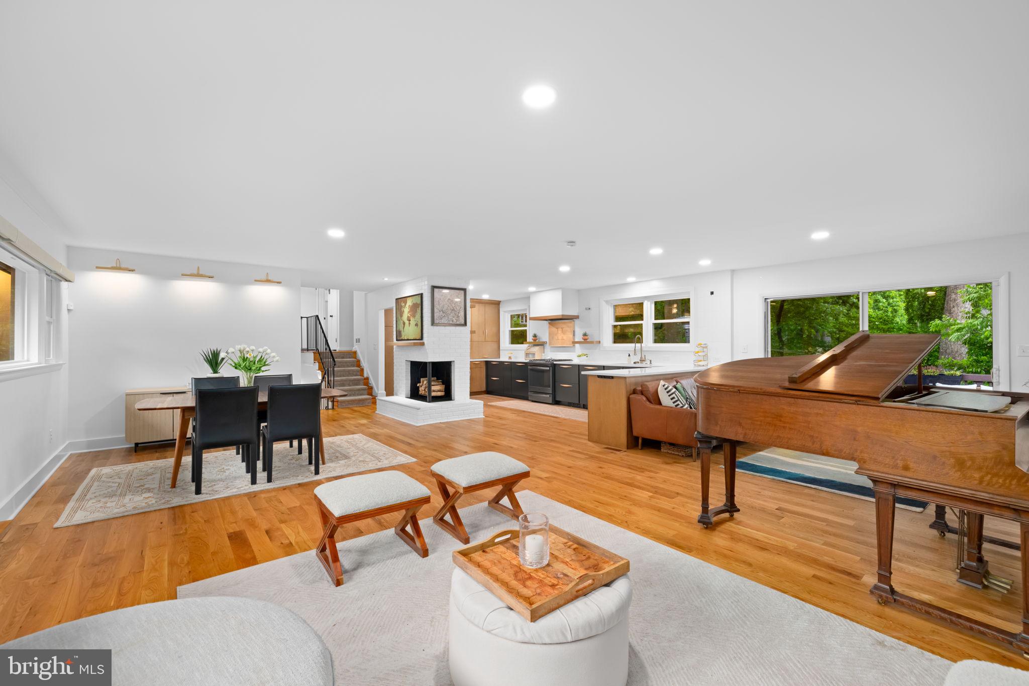 LAKE BARCROFT - Residential