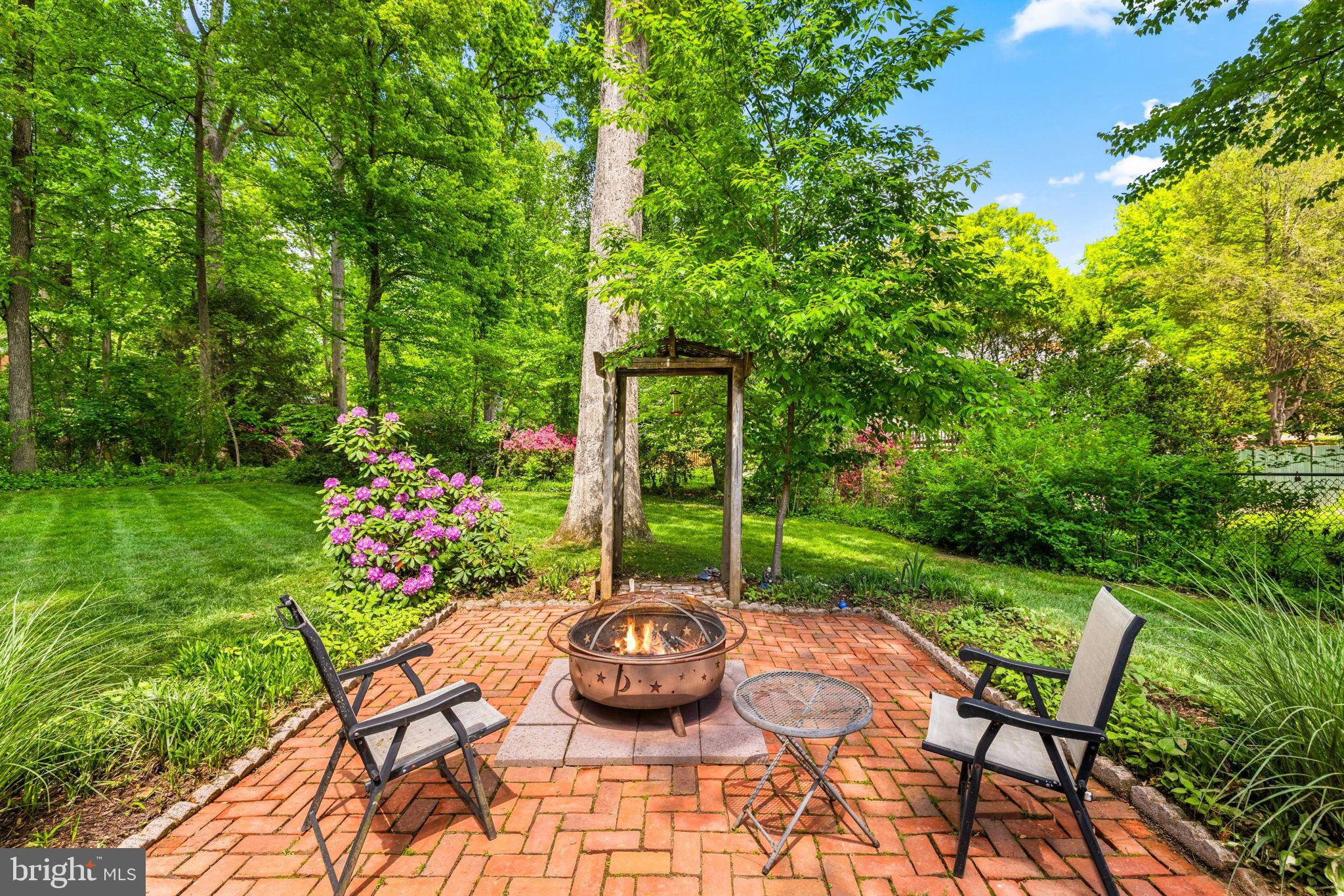 LAKE BARCROFT - Residential
