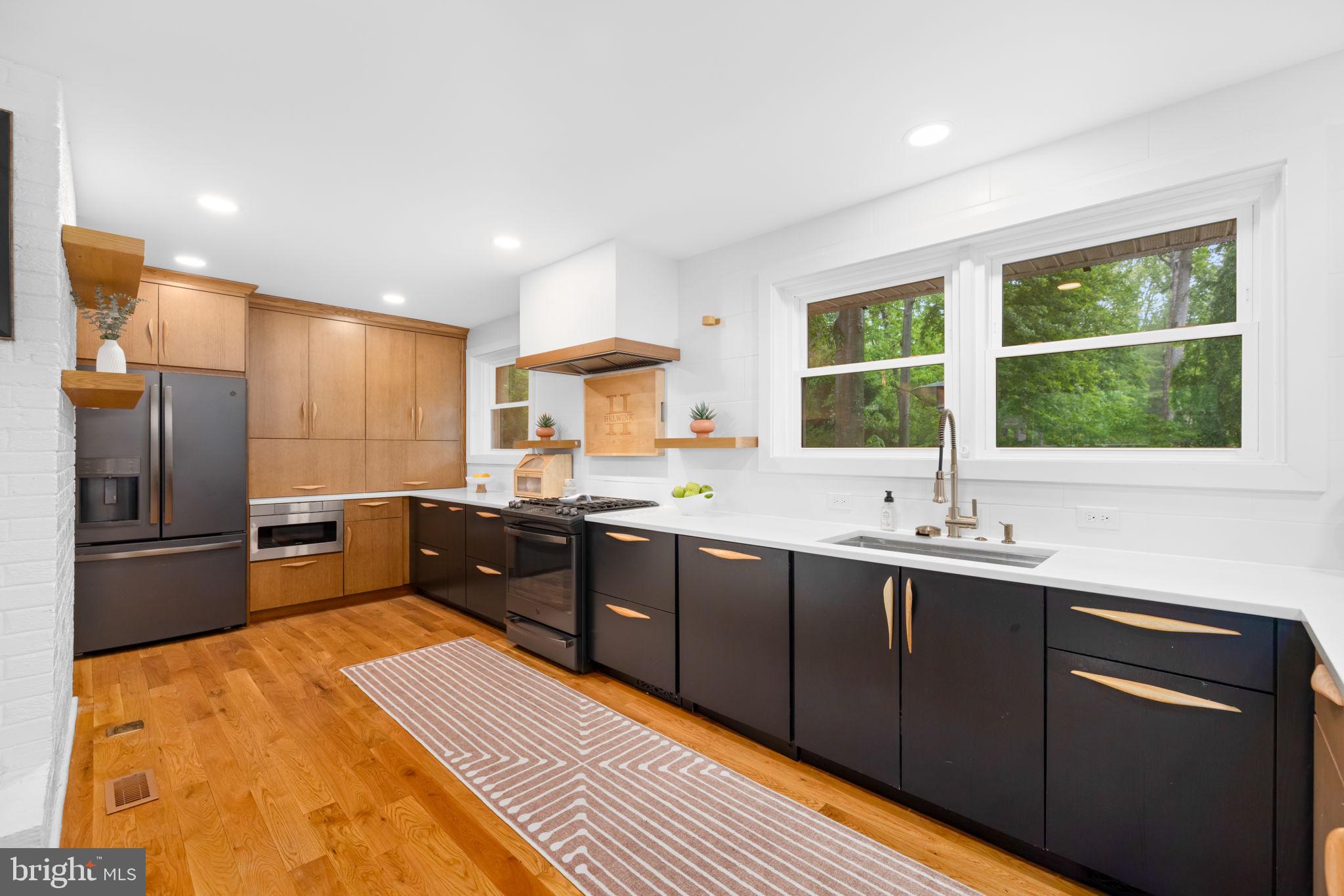 LAKE BARCROFT - Residential