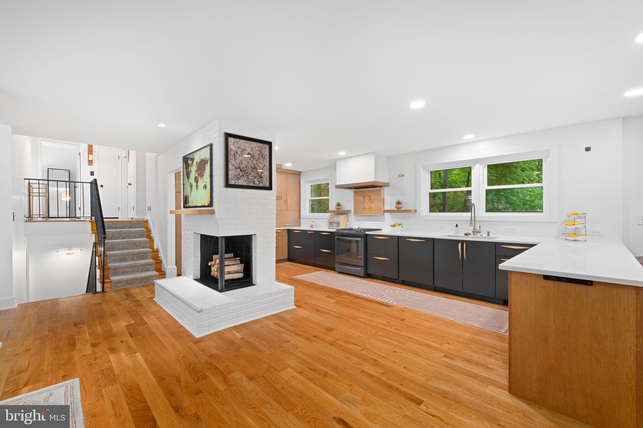 LAKE BARCROFT - Residential