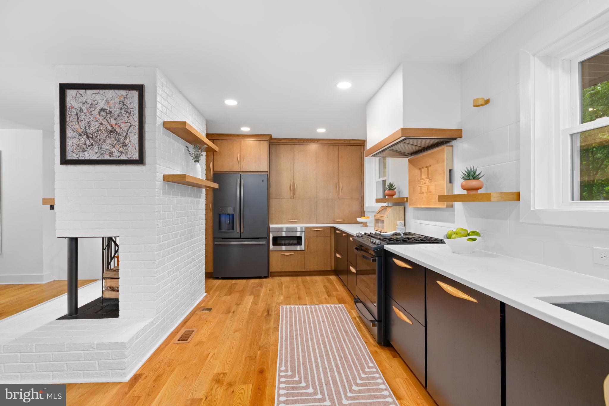 LAKE BARCROFT - Residential