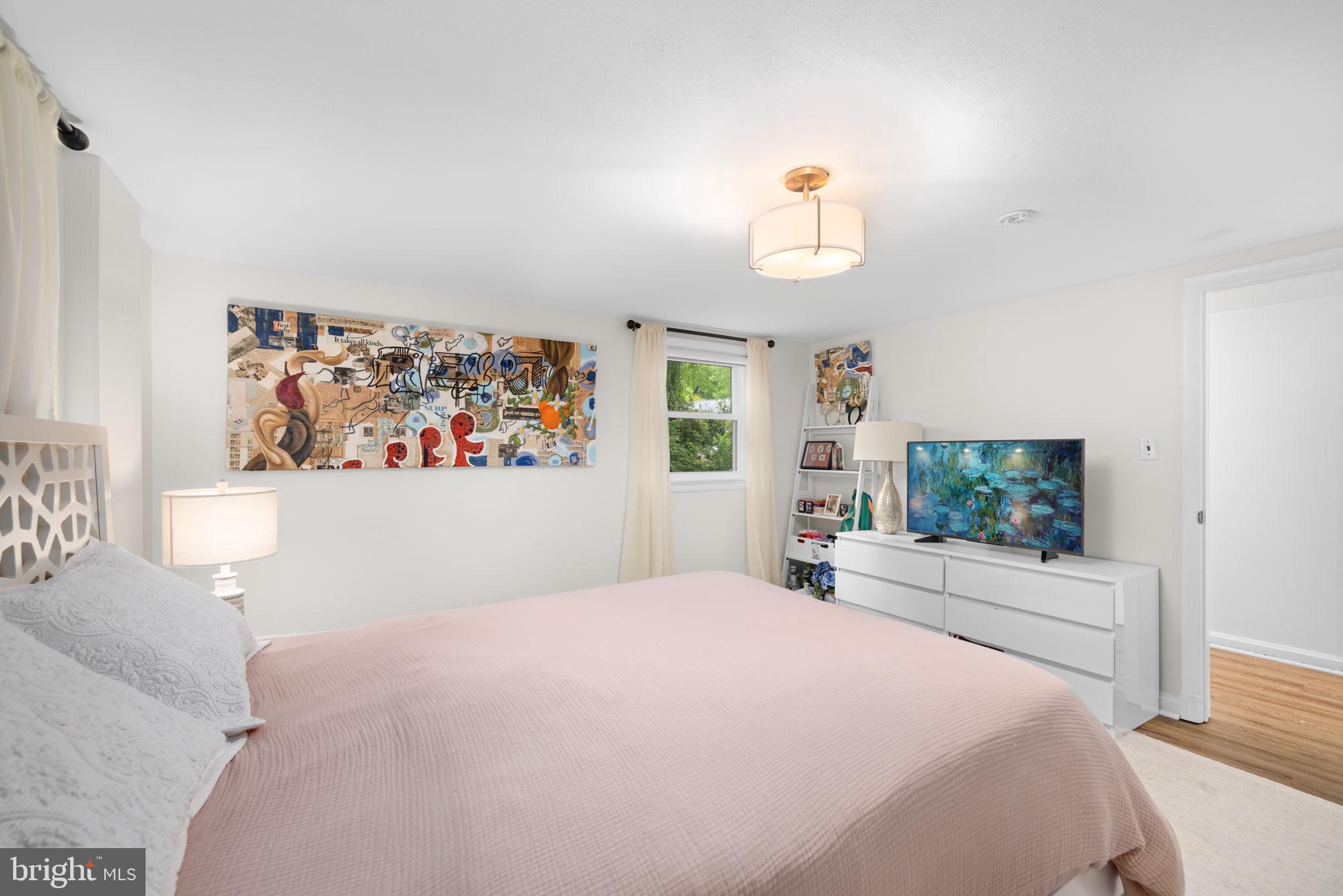 LAKE BARCROFT - Residential