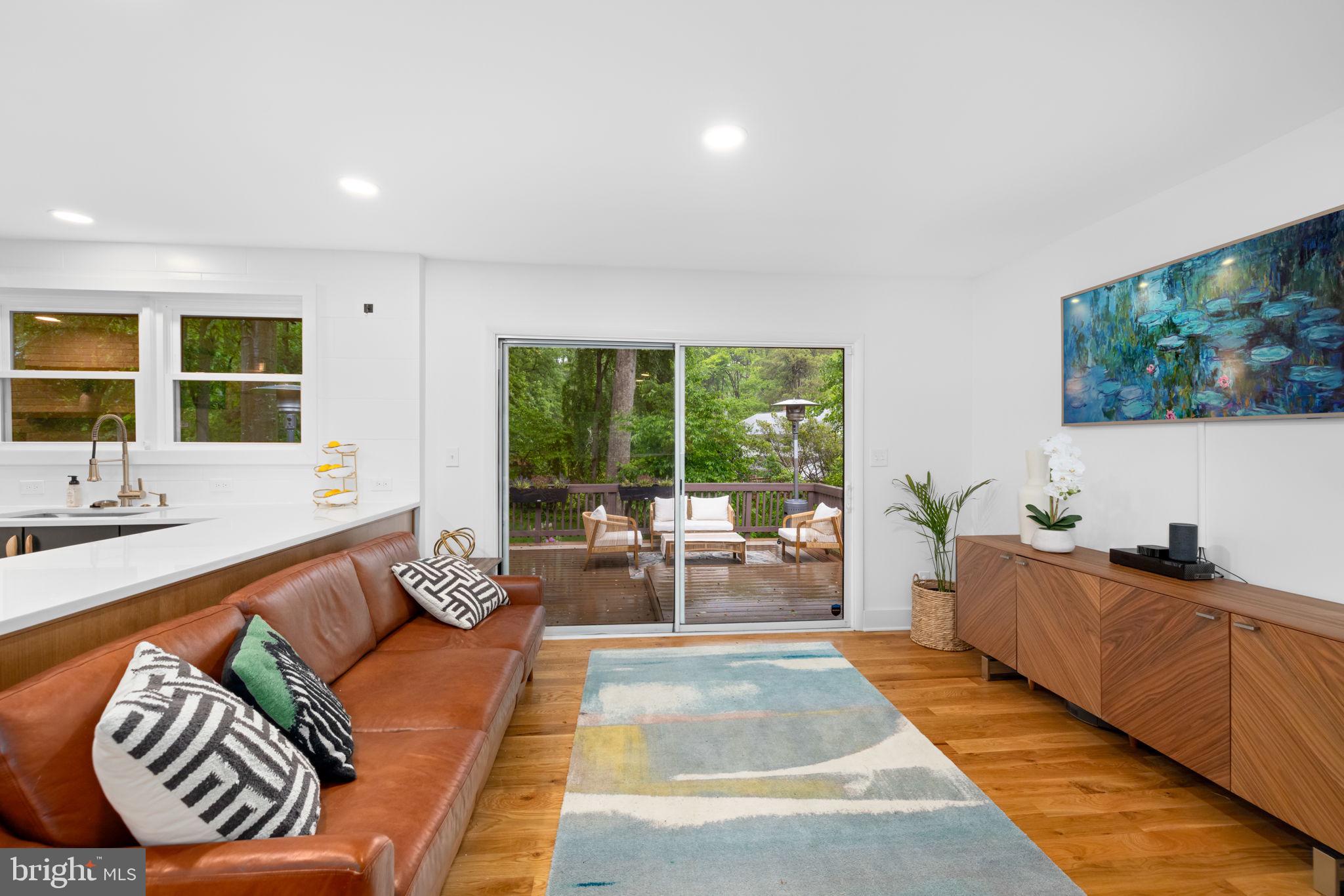 LAKE BARCROFT - Residential