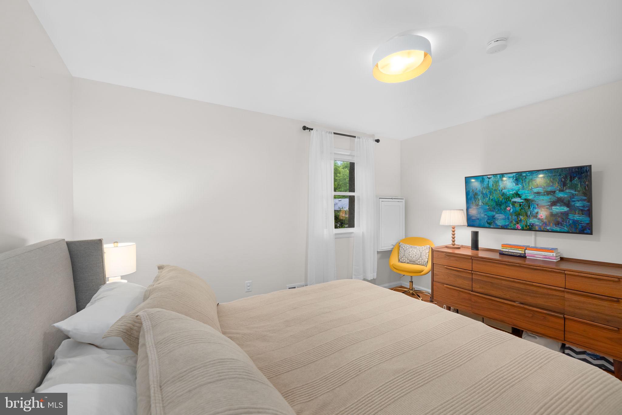 LAKE BARCROFT - Residential