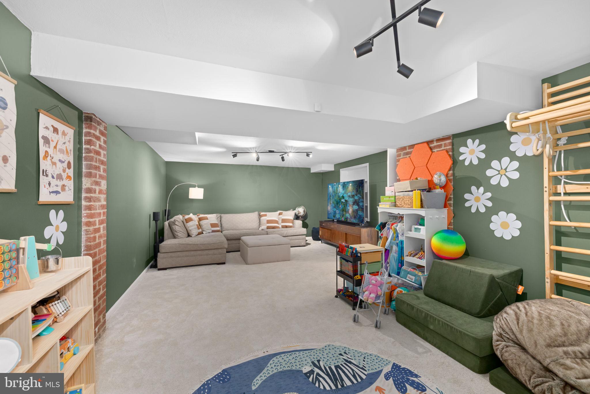 LAKE BARCROFT - Residential