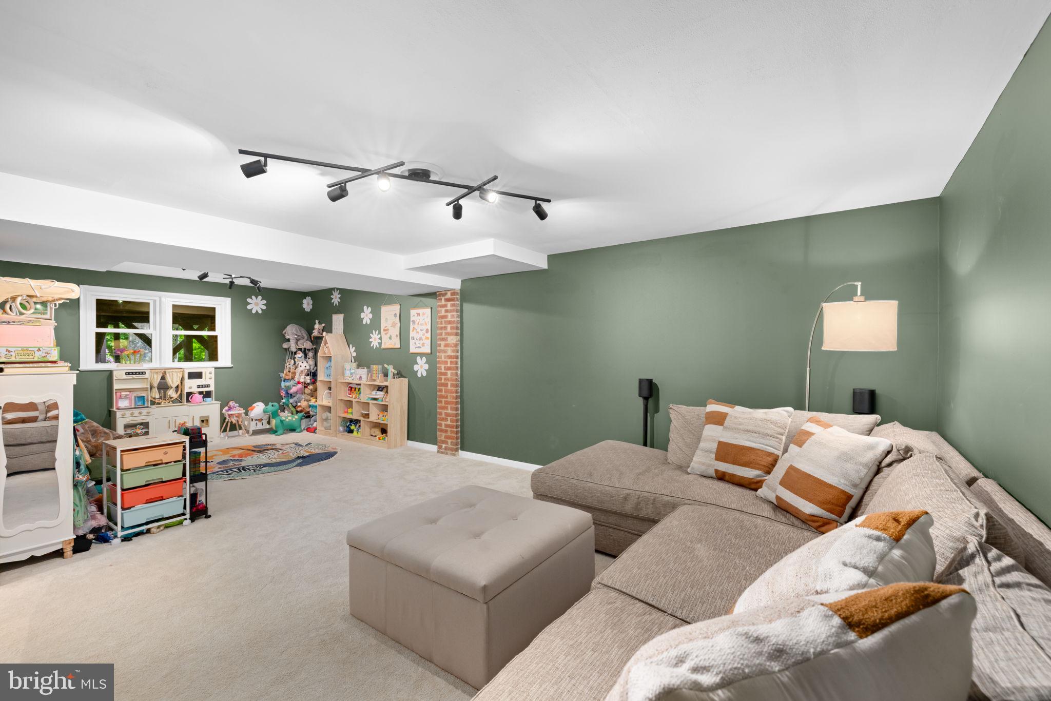 LAKE BARCROFT - Residential