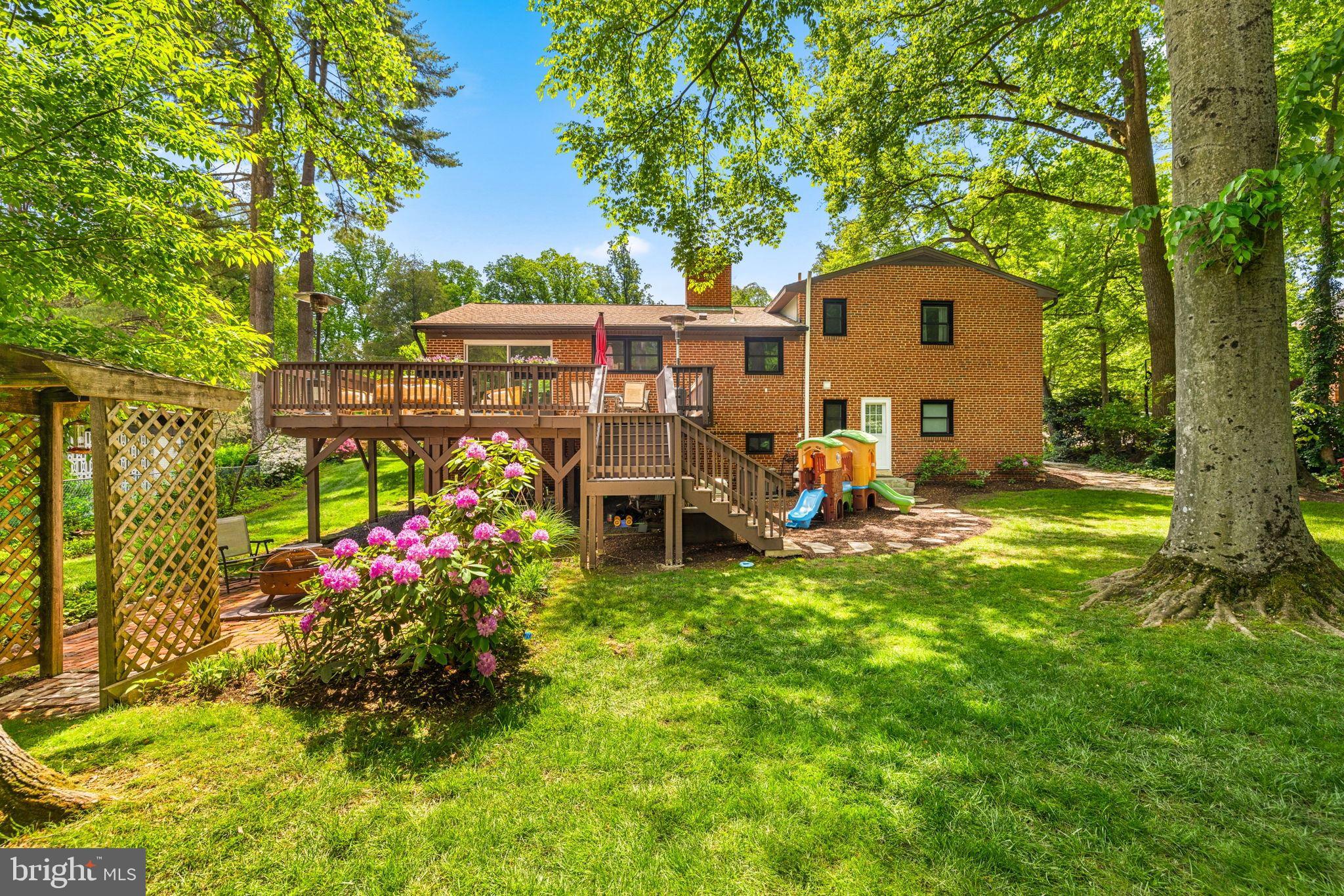 LAKE BARCROFT - Residential