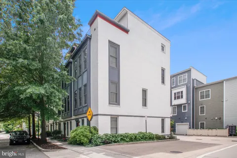 718 Snowden Hallowell Way, Alexandria, VA MLS: VAAX2053912